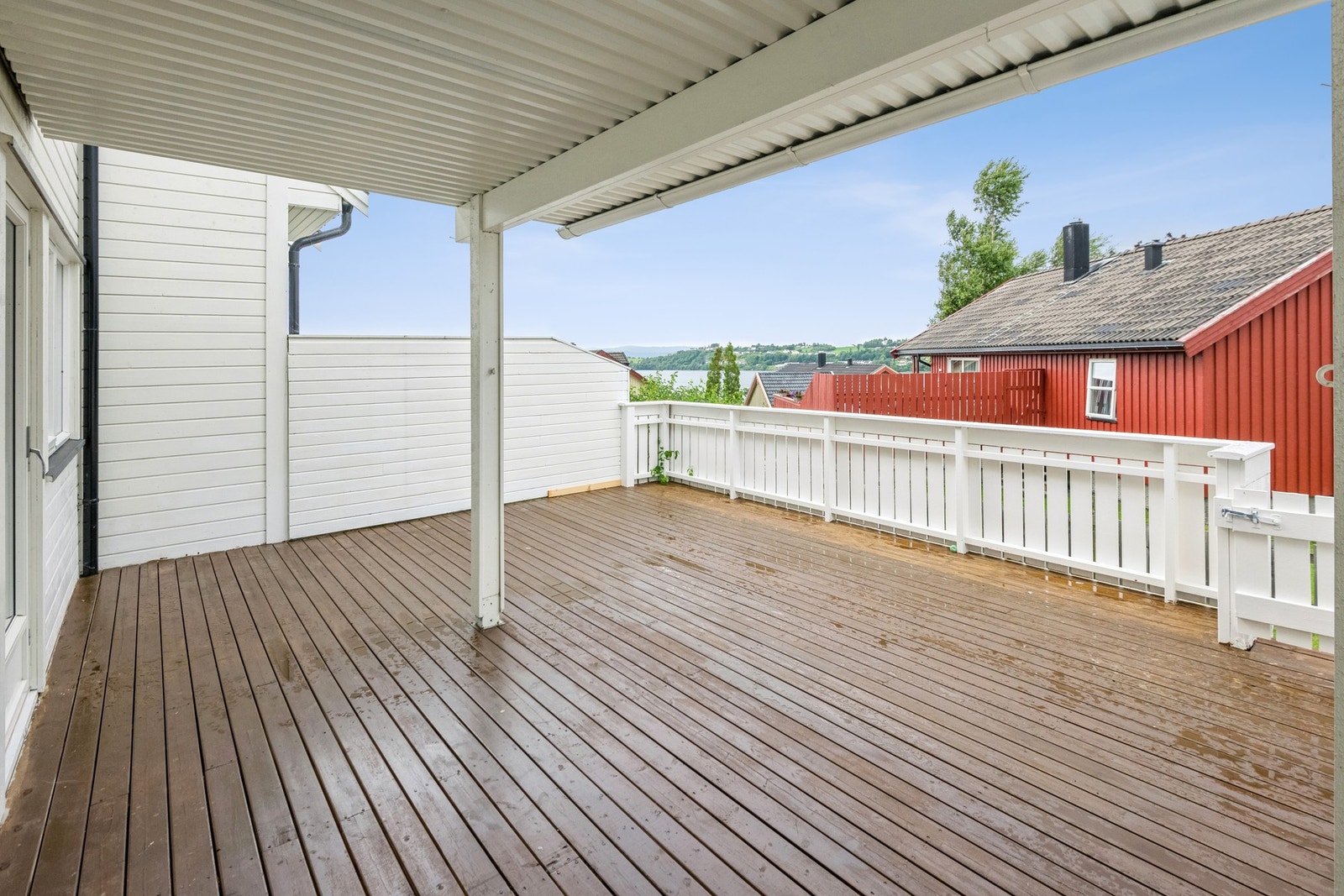 Deler av verandaen er takoverbygget. Galleribilde