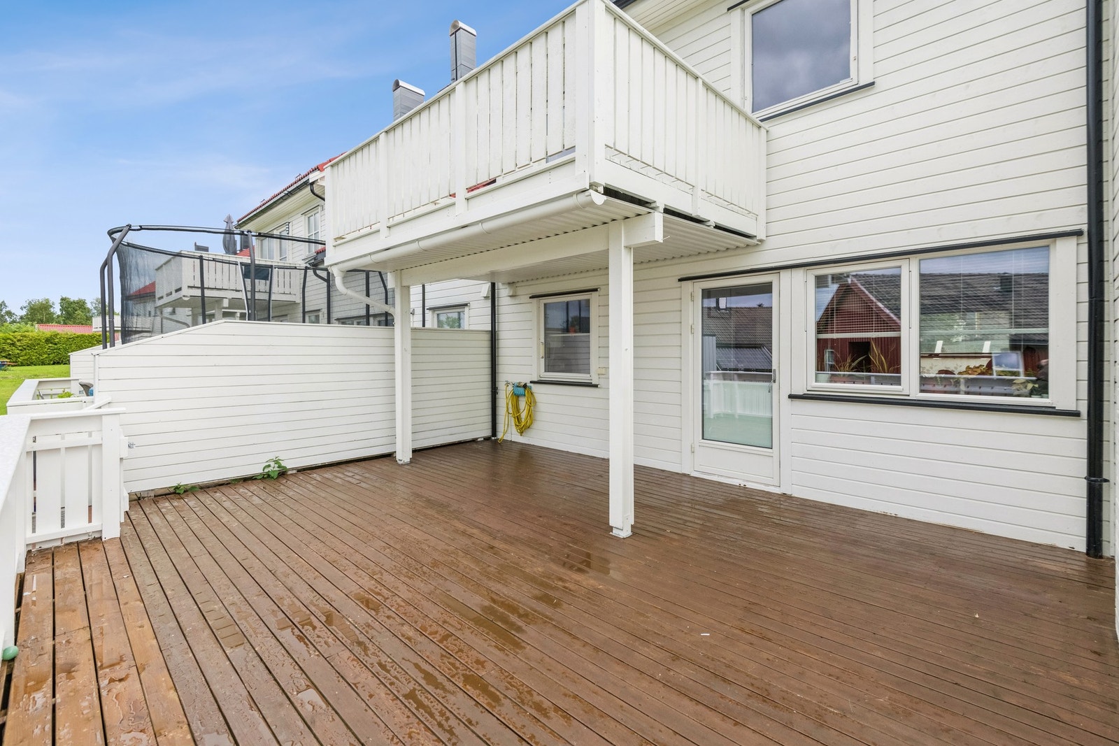 Terrasse med god plass til hagemøbler, samt balkong med adkomst fra soverom i 2. etg. Galleribilde