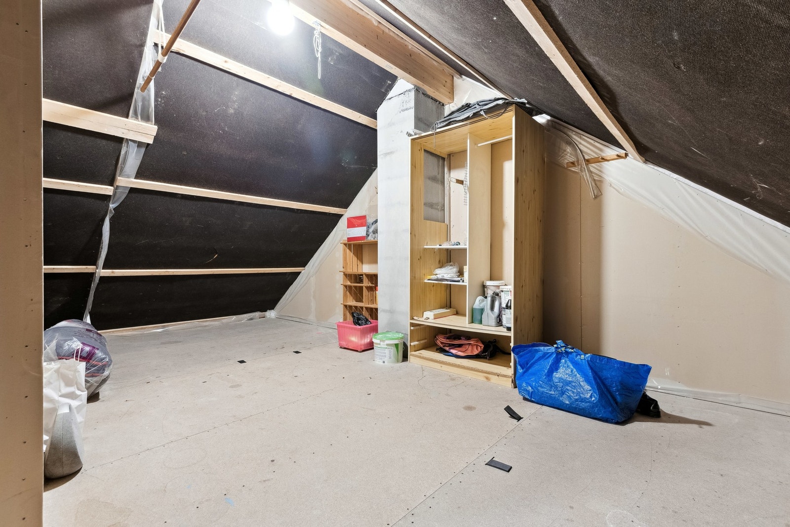 Loft med svært mye lagringsplass. Endret til loftstue i flere andre tilsvarende rekkehus Galleribilde