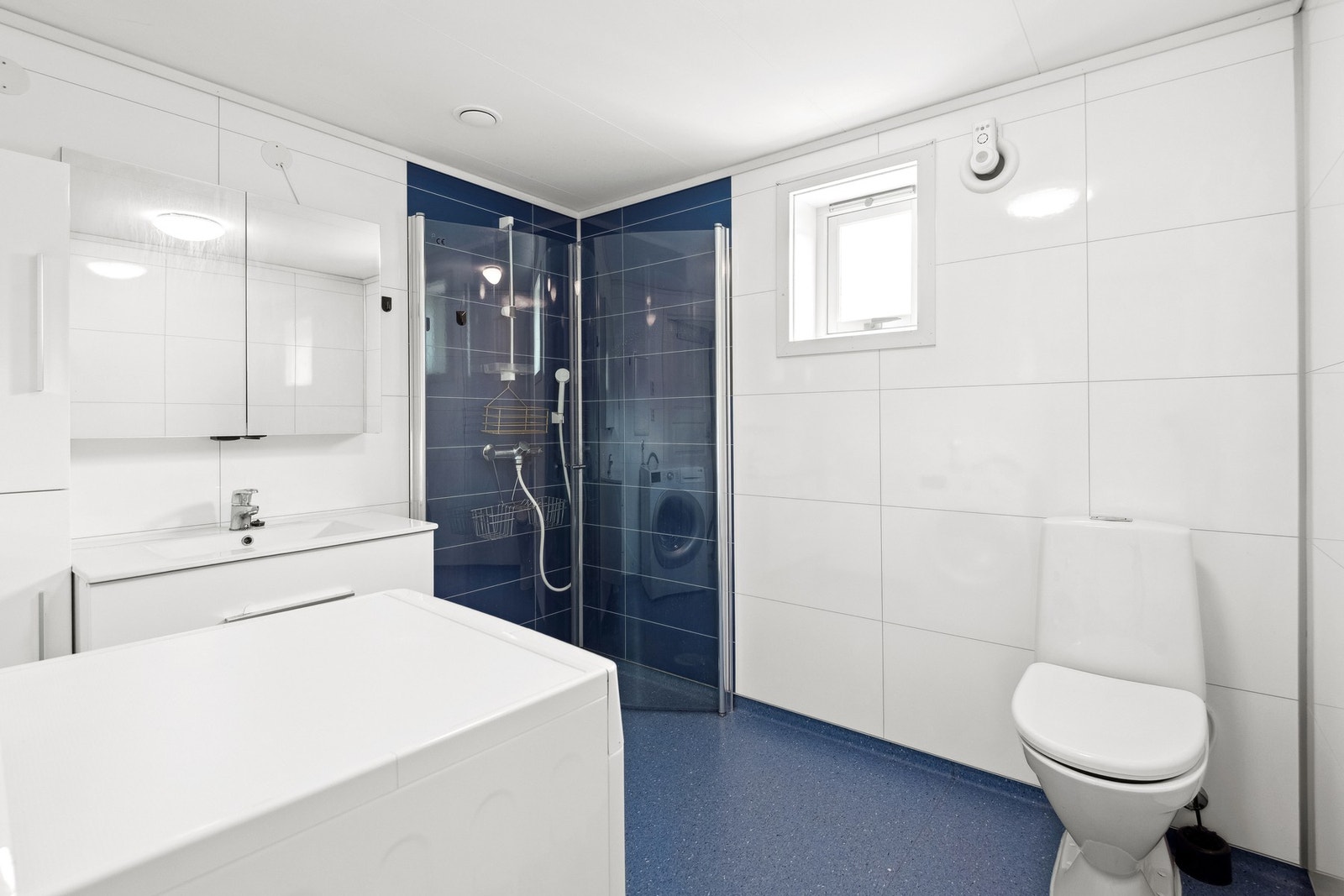 Bad ble oppusset i 2017 av firma - Gulvvarme og rør i rør system. Galleribilde