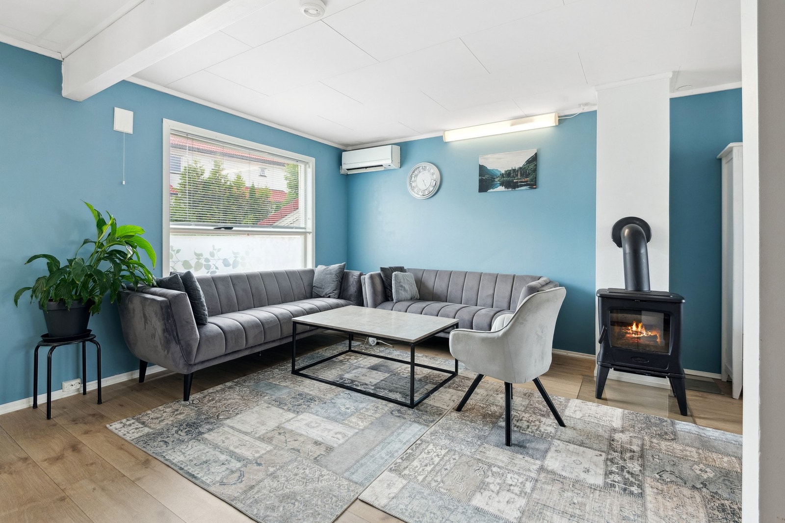 Stuen har store vindusflater som gir godt med naturlig lys. Galleribilde