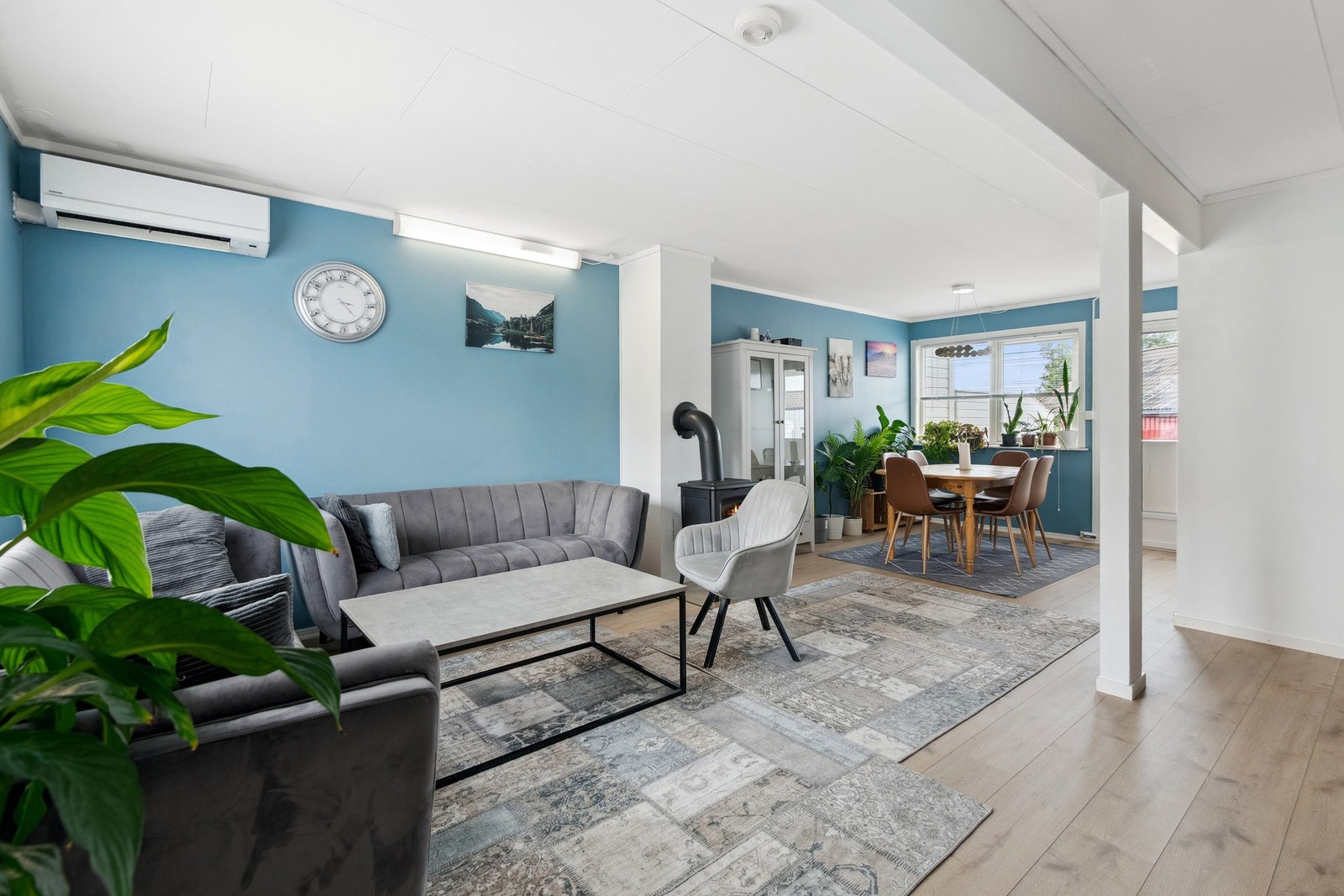 Stuen varmes opp med vedfyring og varmepumpe. Galleribilde