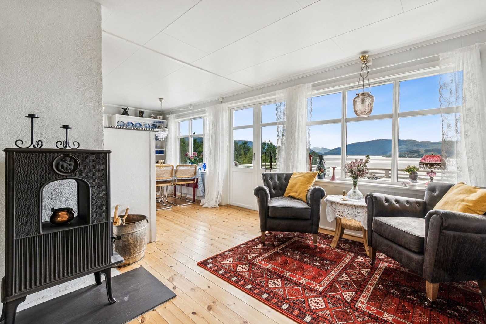 Fra stuen er det utgang til en romslig altan på 33 kvm. Galleribilde