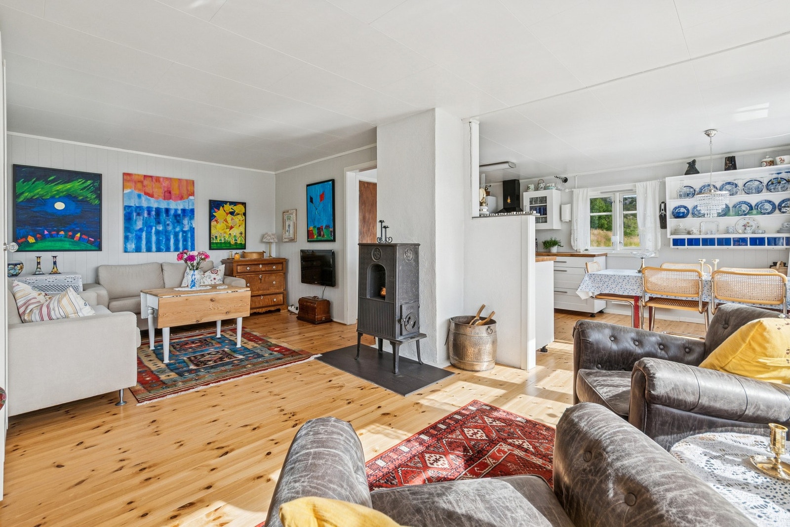 Lys og romslig stue med vedovn. Galleribilde