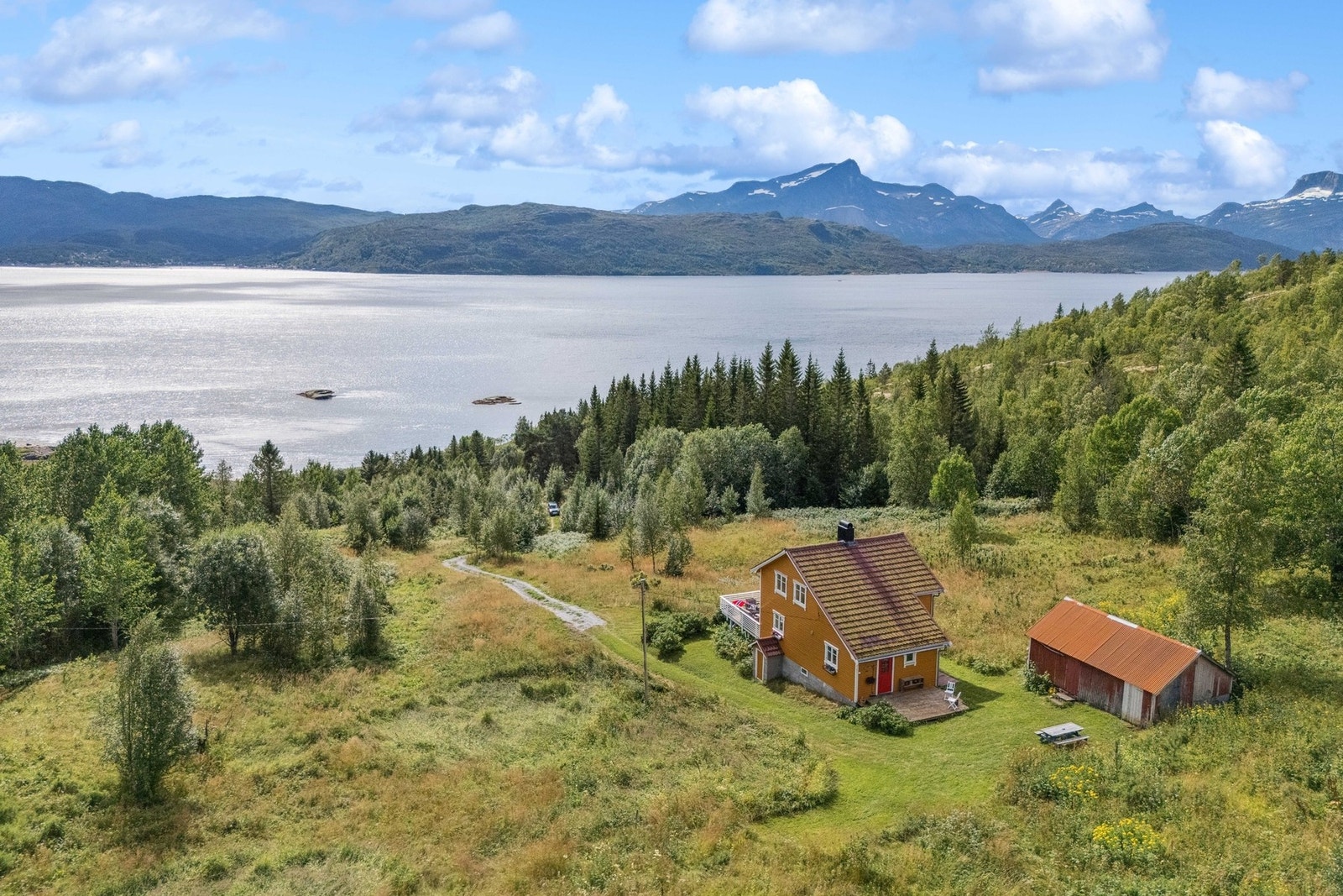 Adkomstveien til boligen fikk nytt grusdekke i 2024. Galleribilde