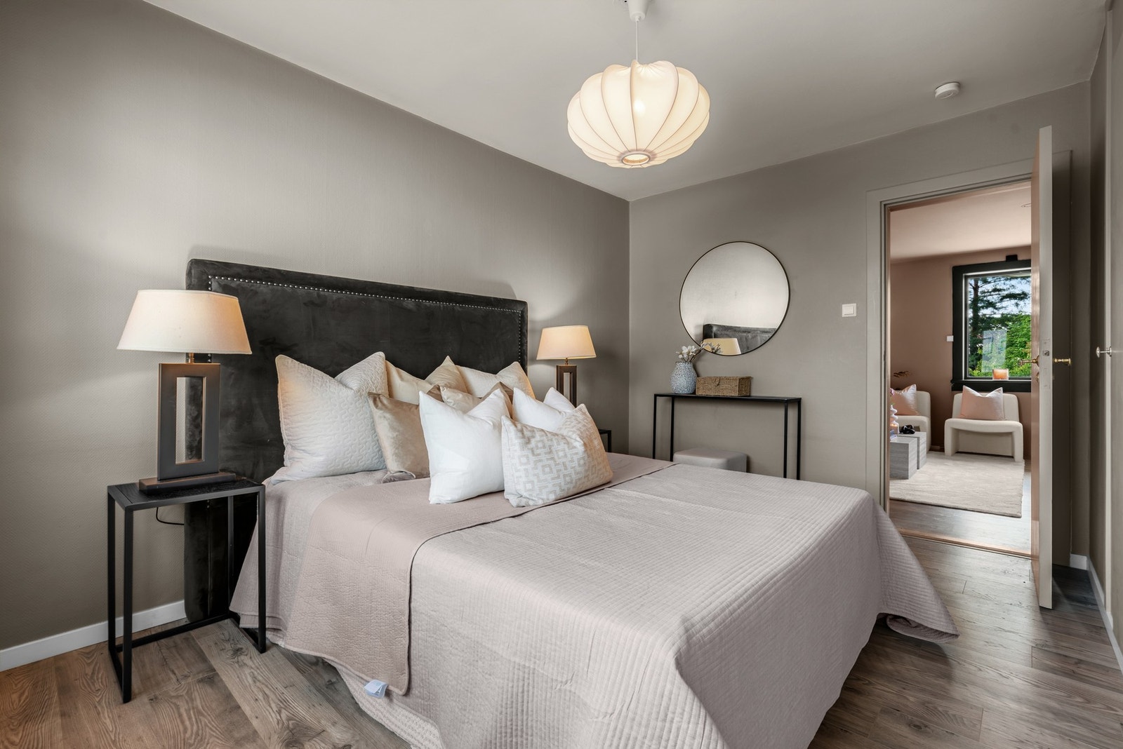 Det største soverommet har god plass til dobbeltseng, nattbord, garderobeløsning eller kontorløsning. Galleribilde