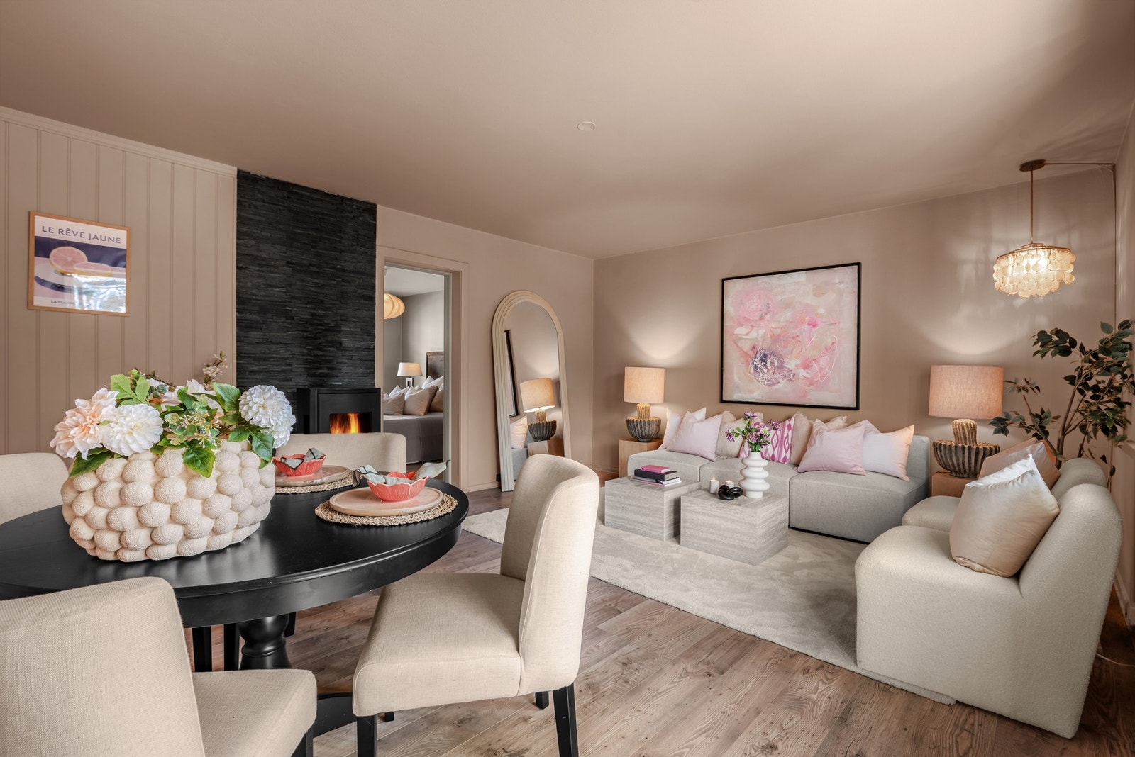 Store vindusflater sikrer godt dagslys og gjør stuen til et behagelig sted å oppholde seg gjennom hele dagen. Galleribilde