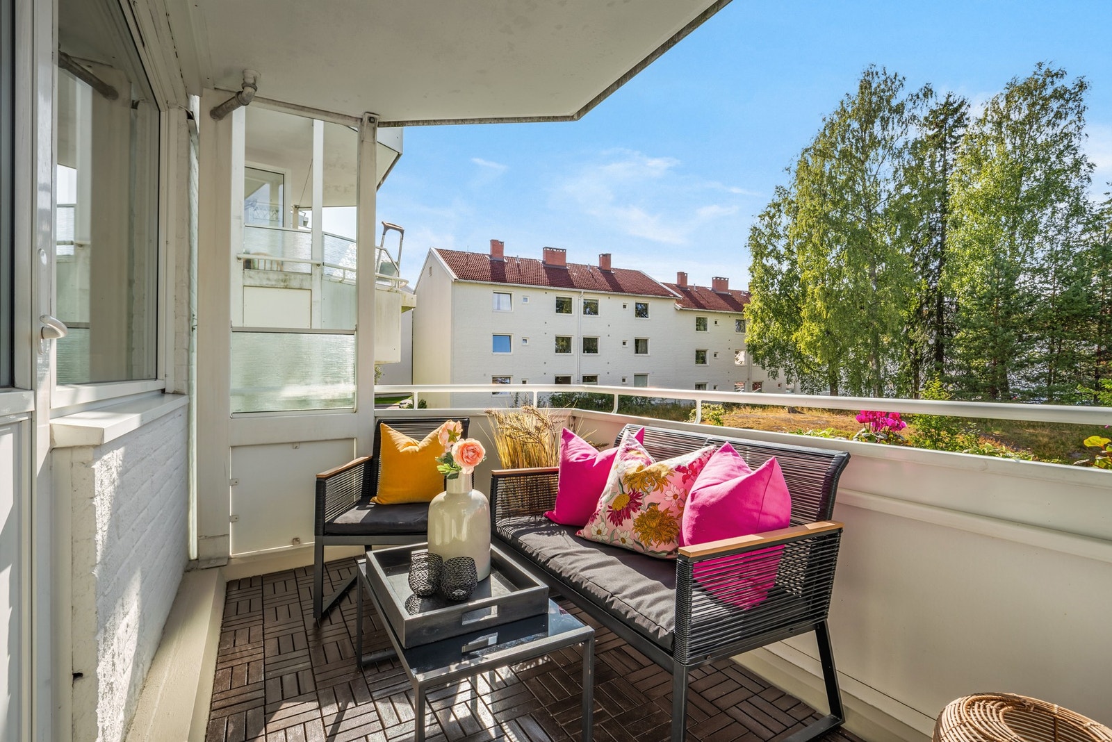 Balkongen har en overbygd utforming som gir gode bruksmuligheter uavhengig av vær. Galleribilde