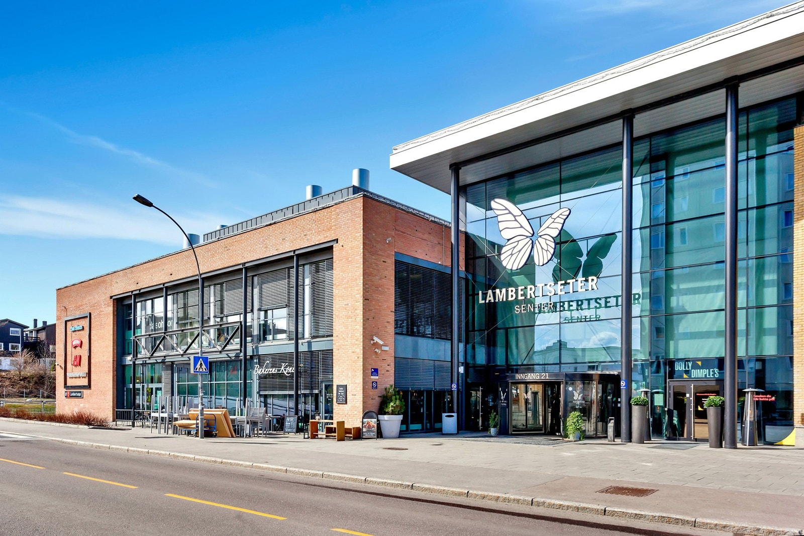 Innen kort gangavstand er Lambertseter Senter, som er bydelens største kjøpesenter med over 70 butikker, Deichmanske bibliotek og Symra kino. Galleribilde