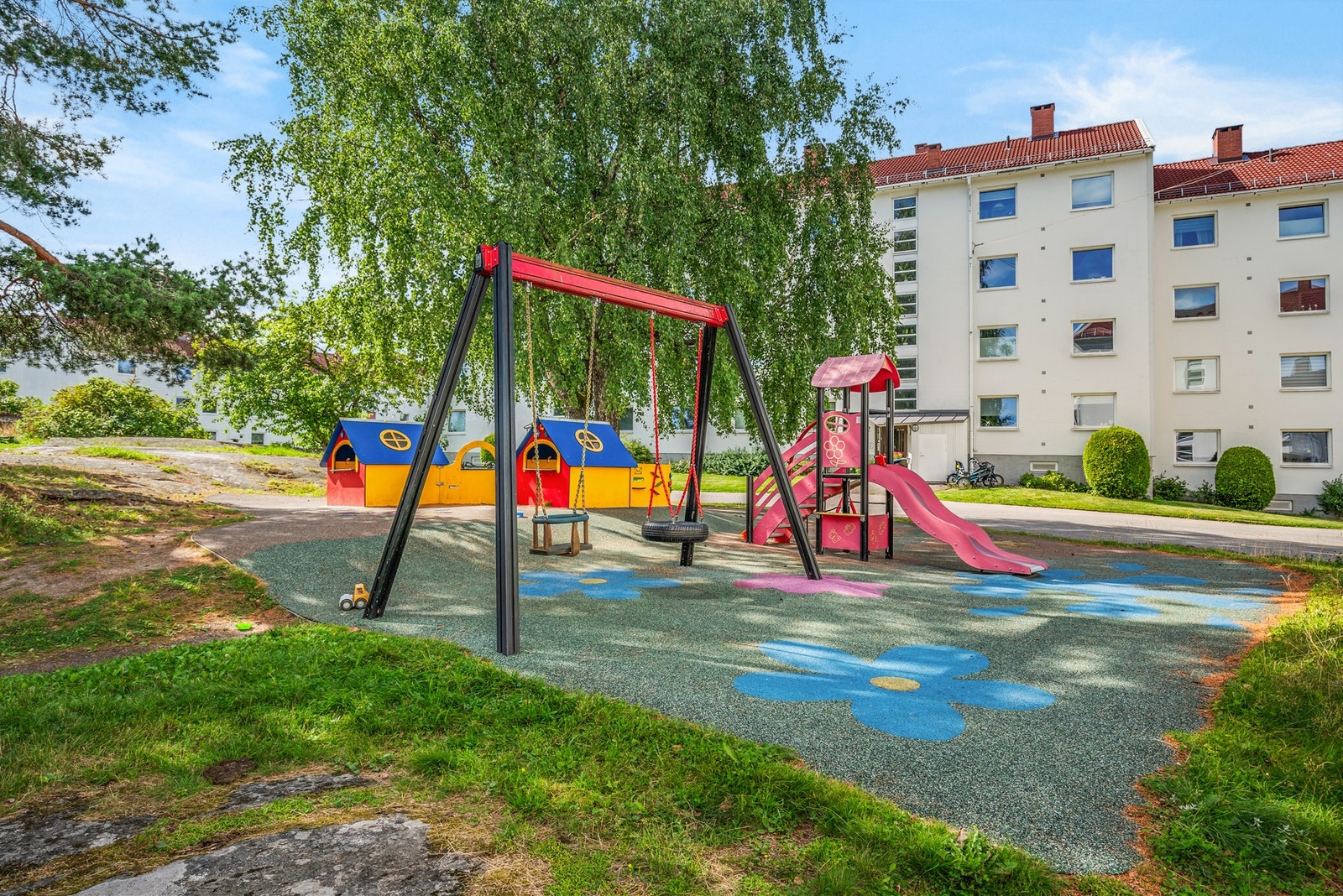 Lekeplass i nærheten til glede for de minste. Galleribilde