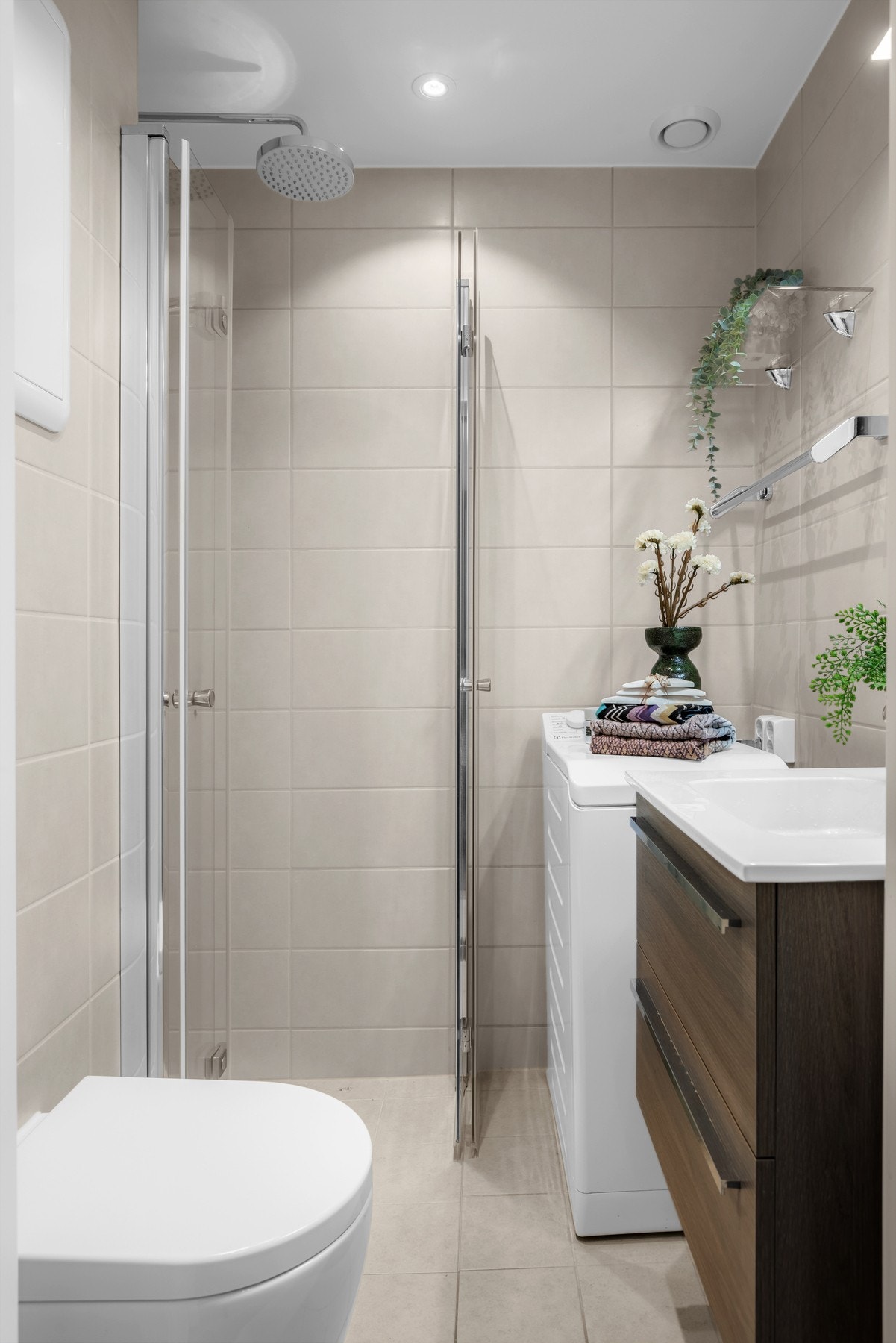 Baderommet er totalrenovert i 2023 i regi av borettslaget og har flislagte vegger og gulv med gulvvarme. Galleribilde