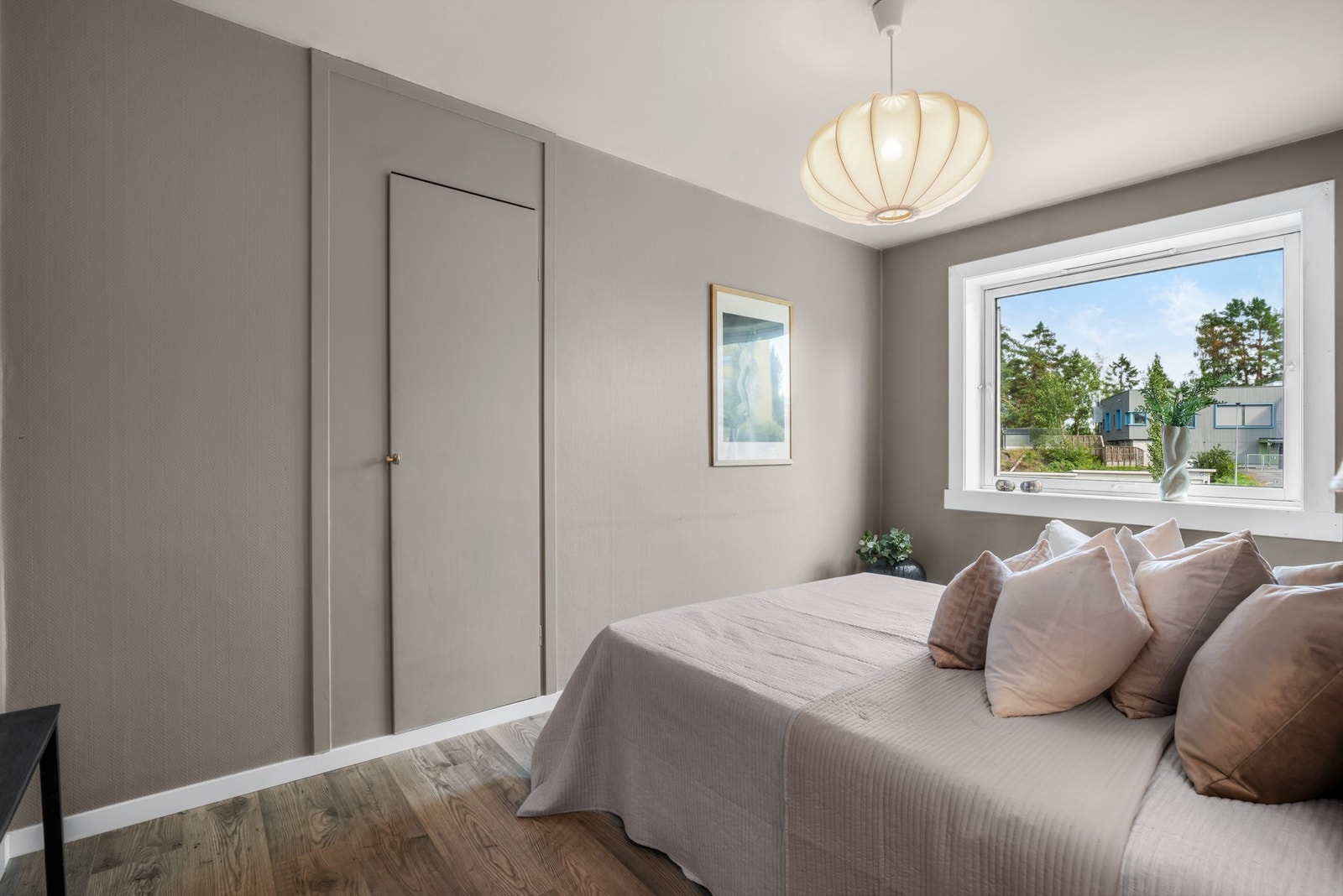 For ekstra lagringsbehov har leiligheten hele tre boder tilgjengelig - to i kjelleren og én på loftet. Galleribilde