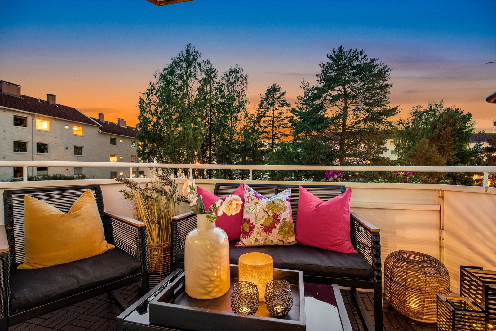 Balkongen vender ut mot grønne og naturskjønne omgivelser, noe som gir ro og privatliv med lite innsyn. Galleribilde