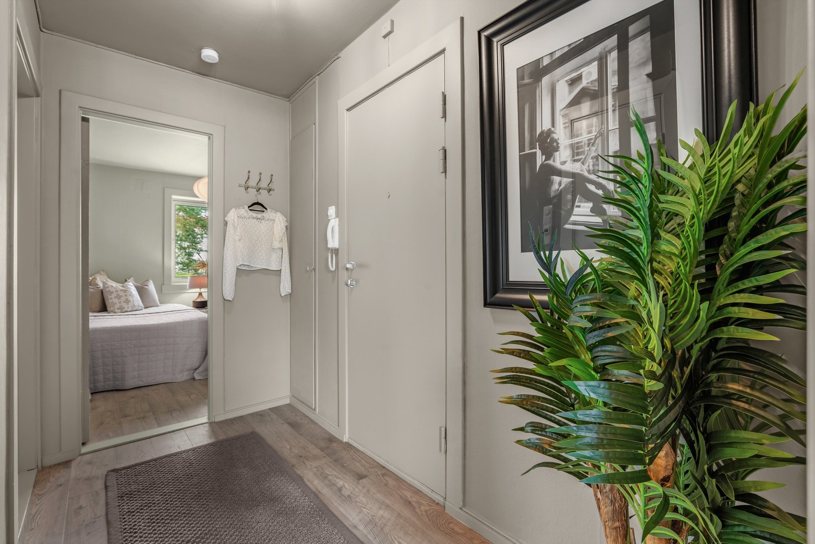 Leiligheten har en fin entré som gir en god forsmak på hva resten av leiligheten har å tilby. Galleribilde