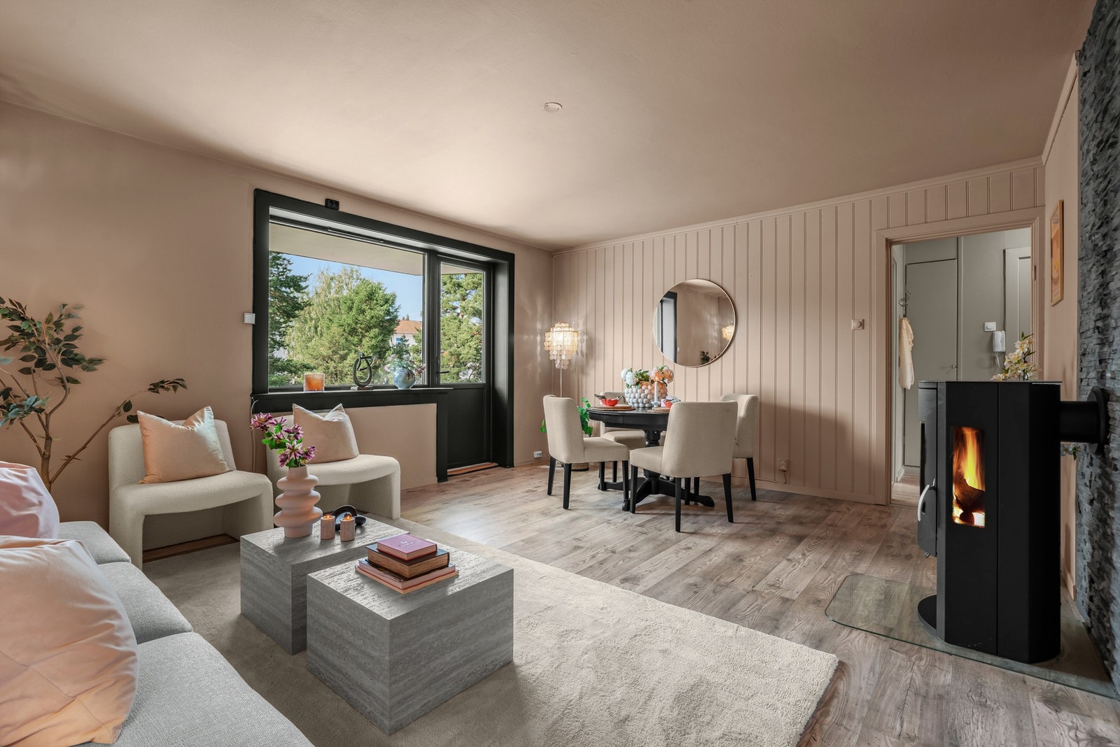 Sorte vinduskarmer skaper en fin kontrast til øvrig fargevalg og gir rommet særpreg. Galleribilde