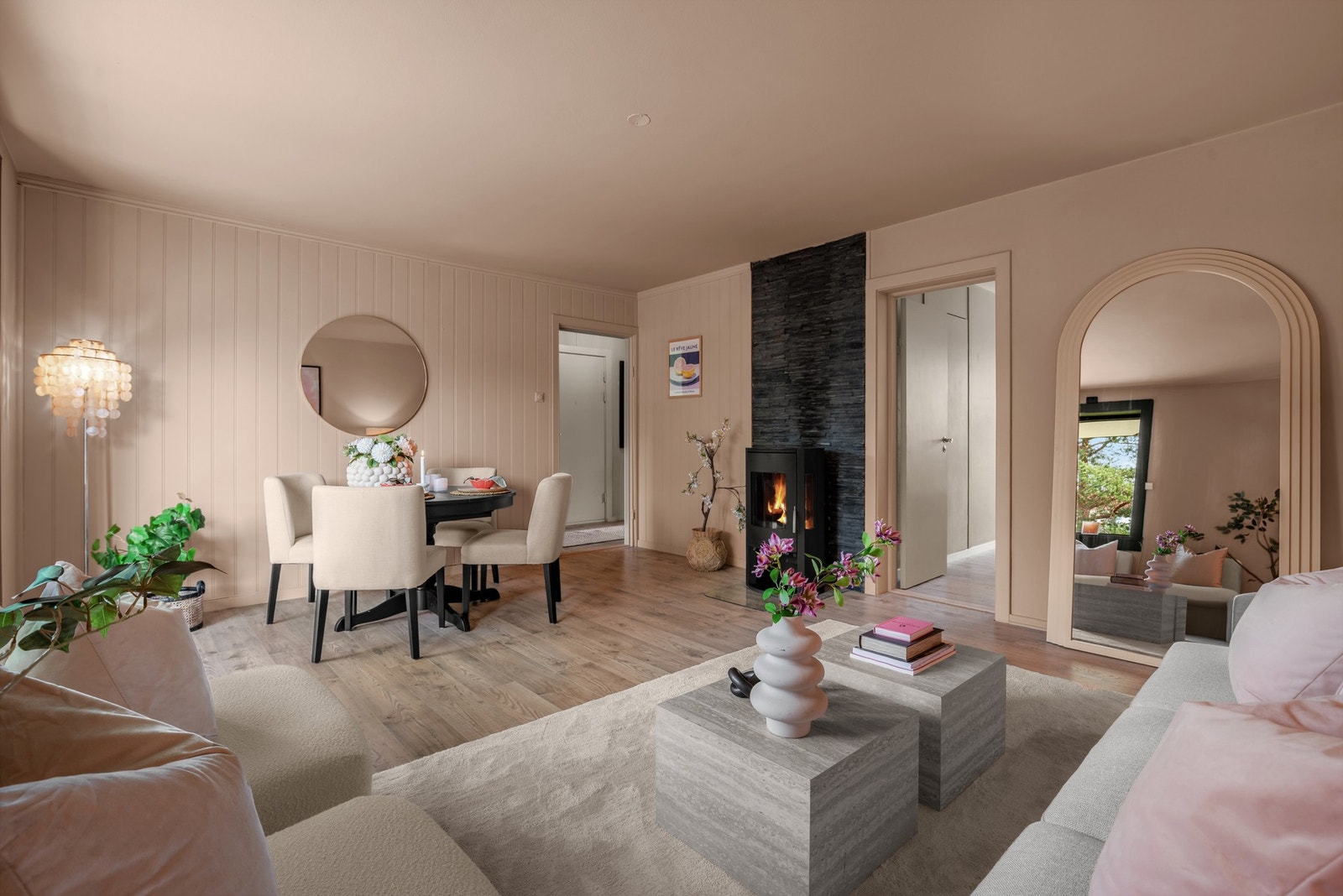 Vedfyrt peisovn gir en praktisk varmekilde og skaper en lun atmosfære i vinterhalvåret. Galleribilde