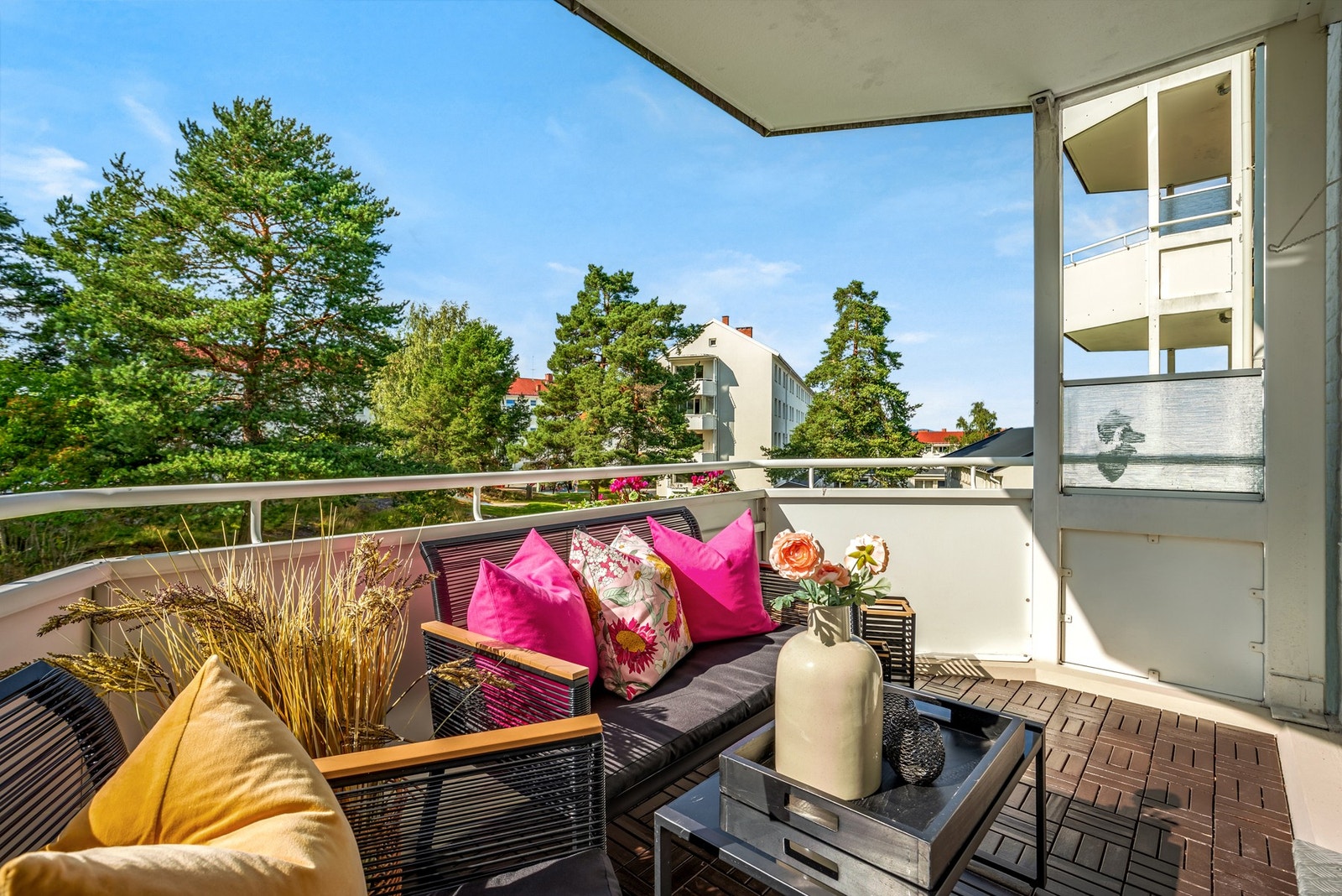 Beliggenheten gir lite innsyn, noe som skaper en privat og behagelig uteplass. Galleribilde