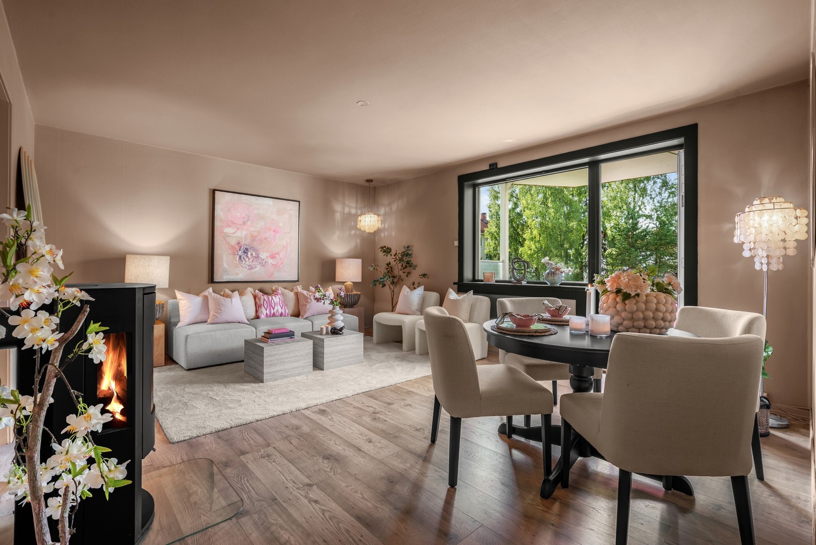 Stuen fungerer som hjerte i boligen og er det naturlige samlingspunktet. Galleribilde