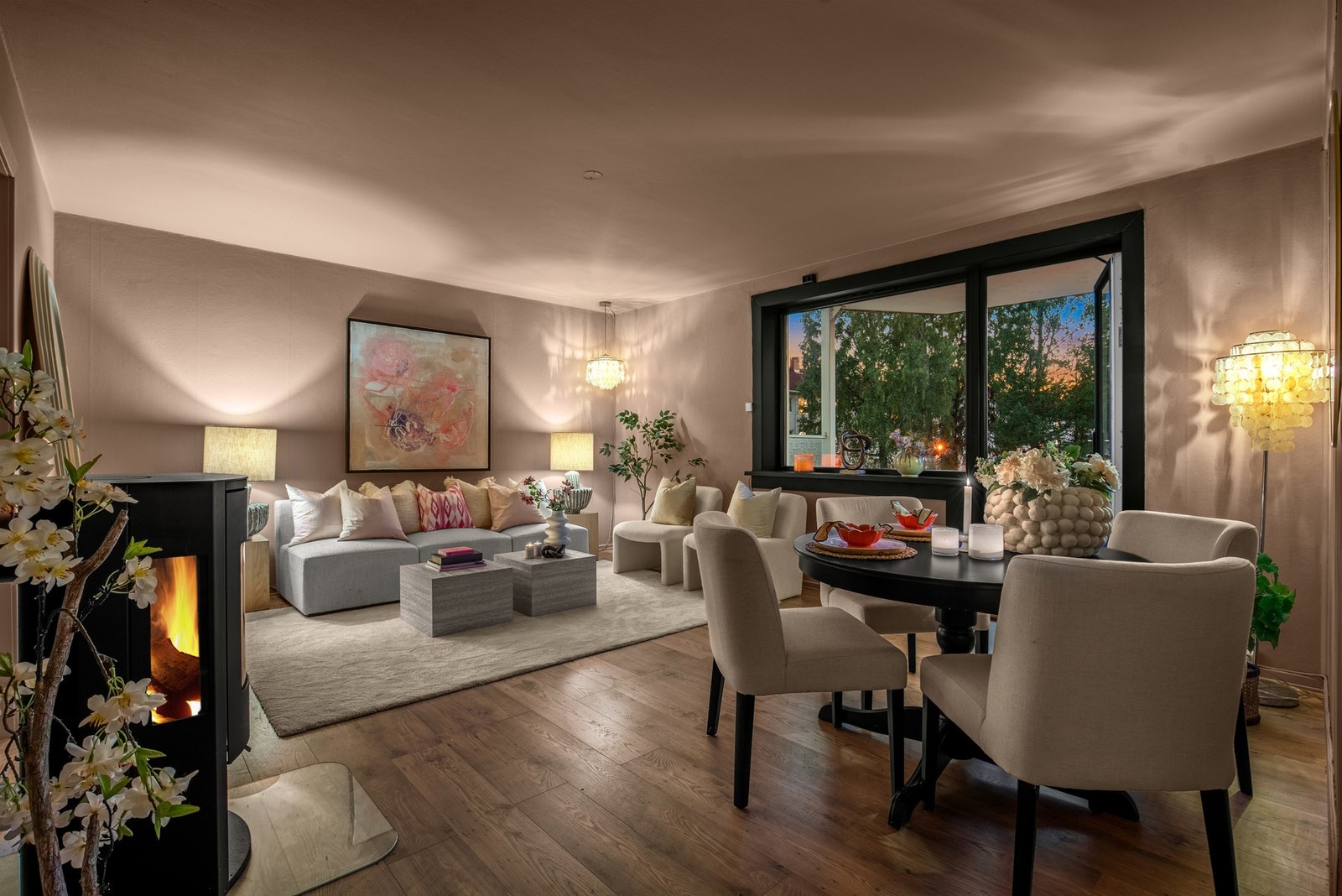 Planløsningen sikrer en god balanse mellom privatliv og felles oppholdssoner, samtidig som den er funksjonell for både små og noe større husholdninger. Galleribilde