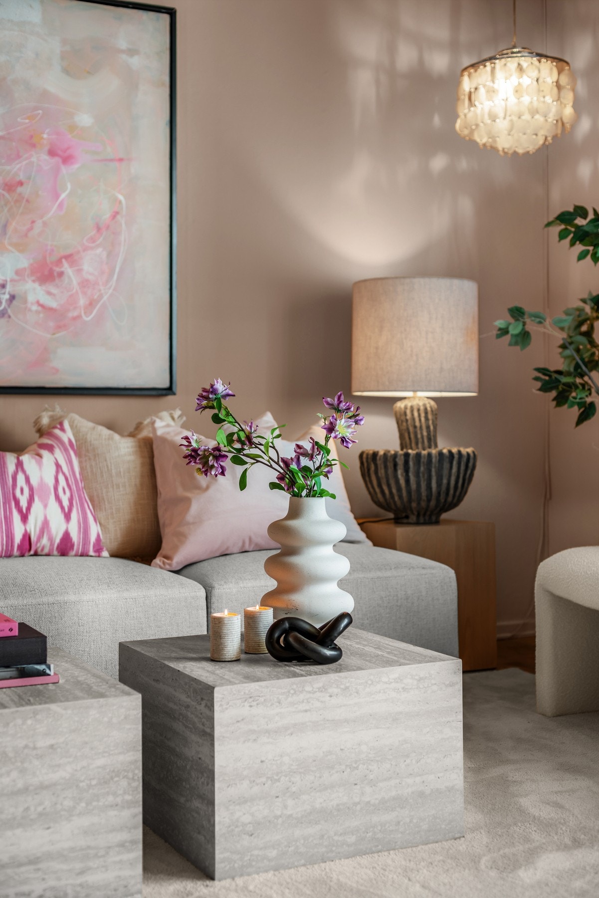 Stuens utforming gir fleksible innredningsmuligheter for både sofagruppe og spiseplass. Galleribilde