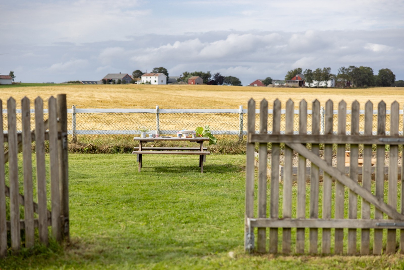 Koselig inngjerdet lekeplass. Galleribilde