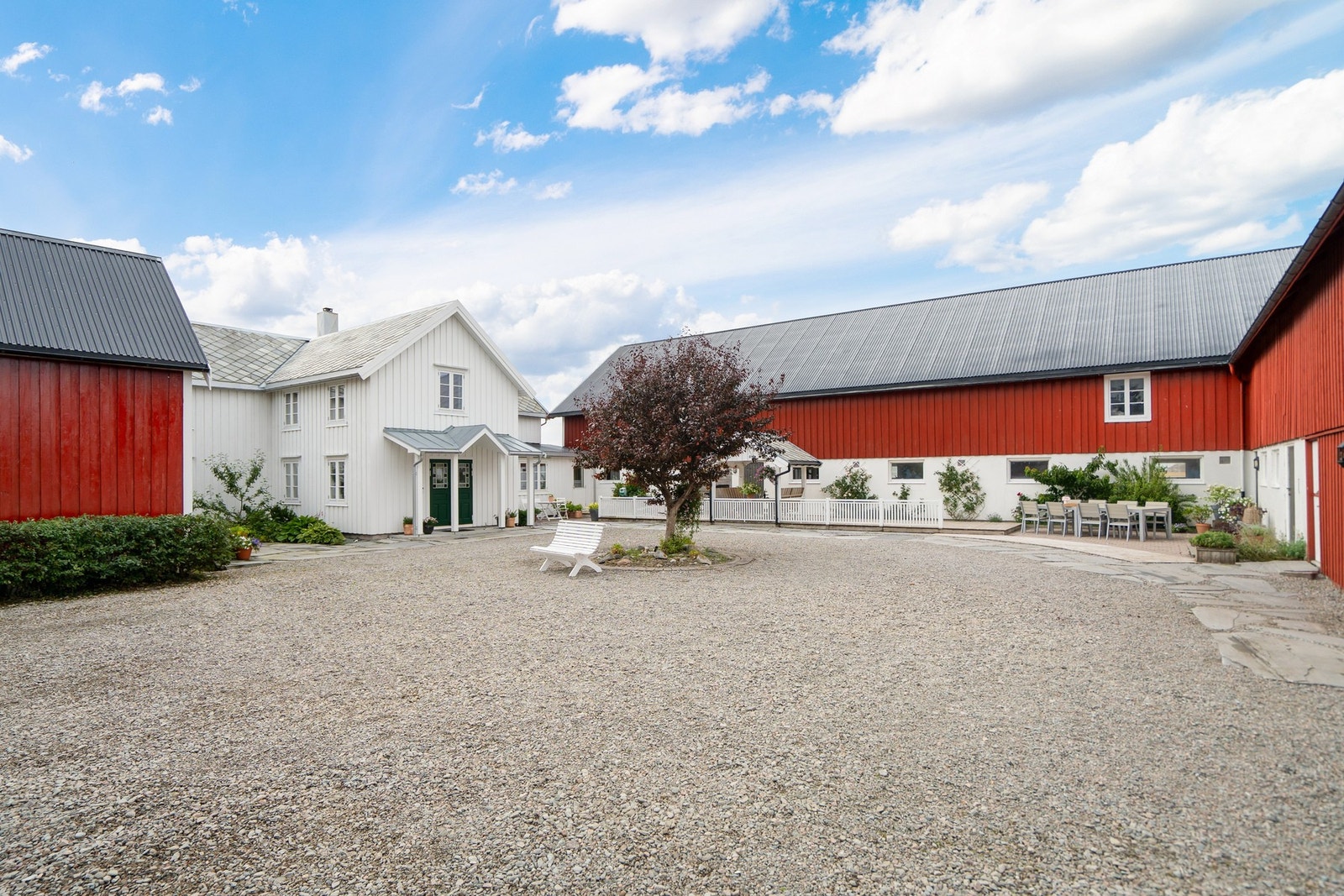 Veldig koselig tun som ligger godt skjermet til for vær og vind. Galleribilde