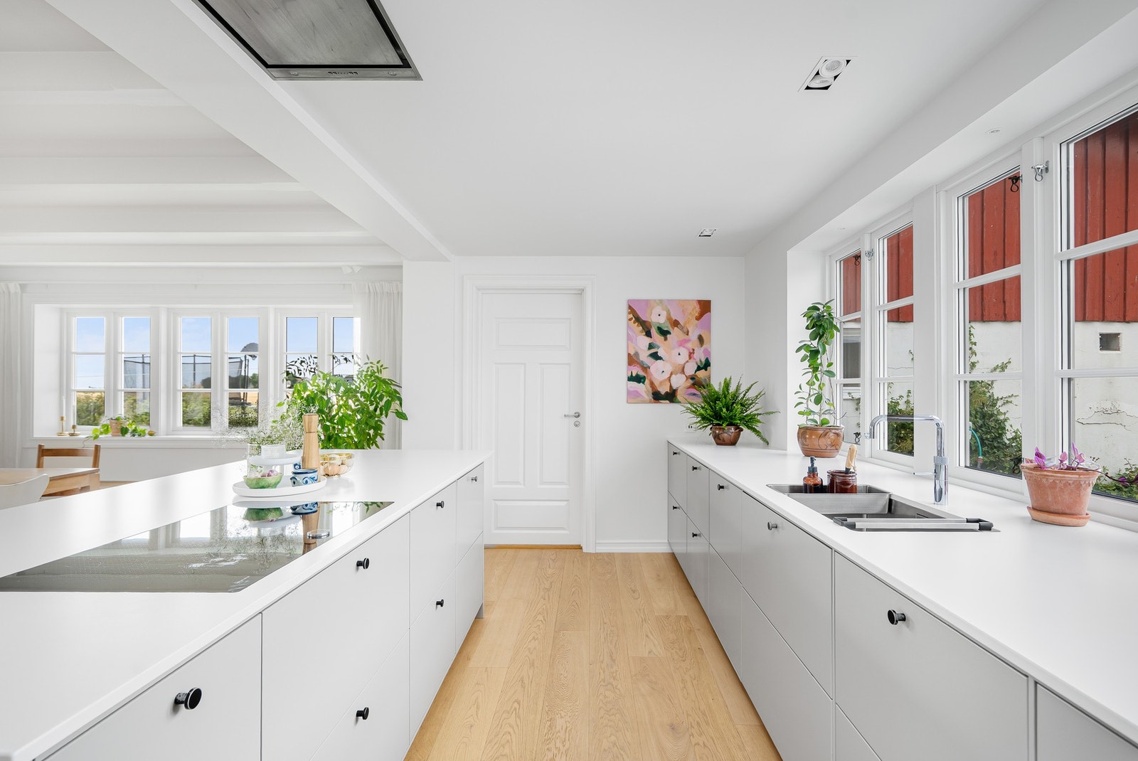 Moderne kjøkkeninnredning fra Drømmekjøkkenet. Masse benkeplass og skuffer istedenfor skap. Galleribilde