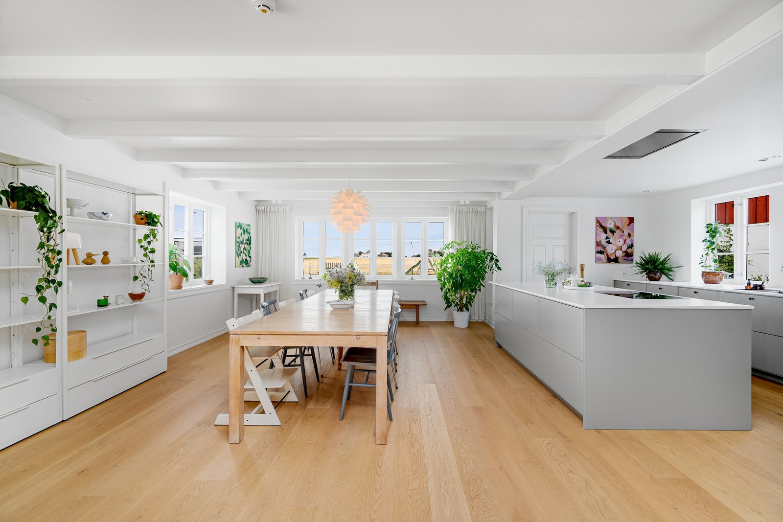 Her er det ingen problemer med å invitere storfamilien hjem til jul. Det er godt med plass til alle. Galleribilde