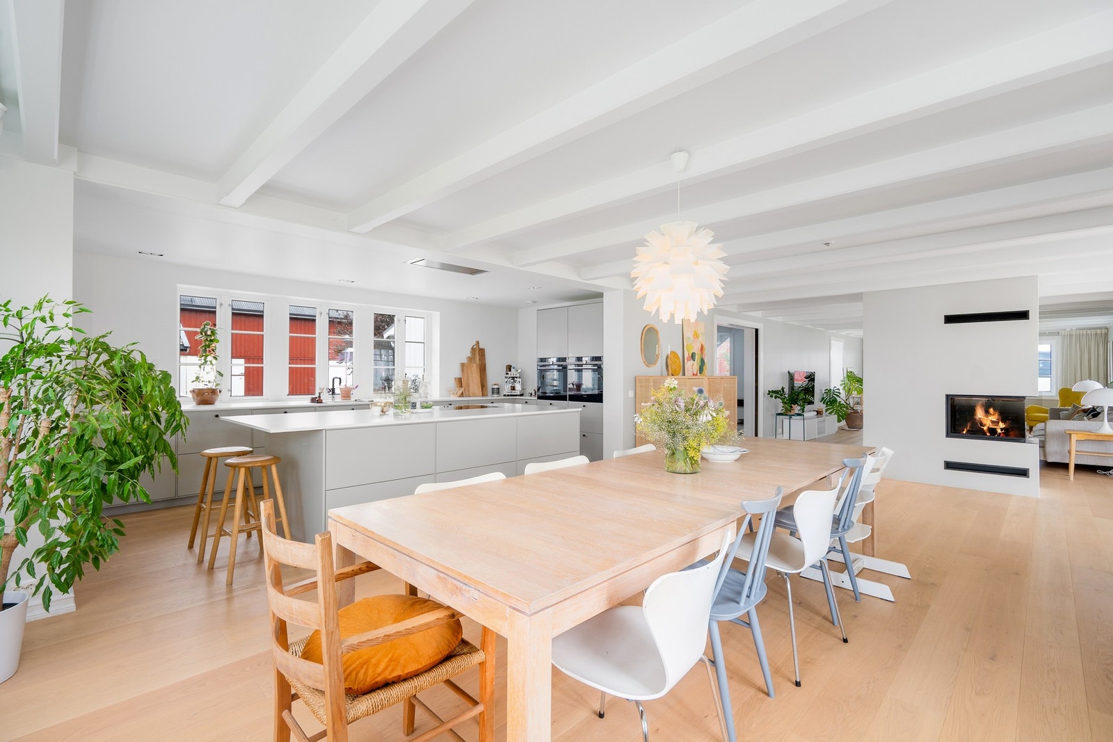 Samt åpen løsning mot stue. Den stilrene peisen fungerer også som en romavdeler. Galleribilde