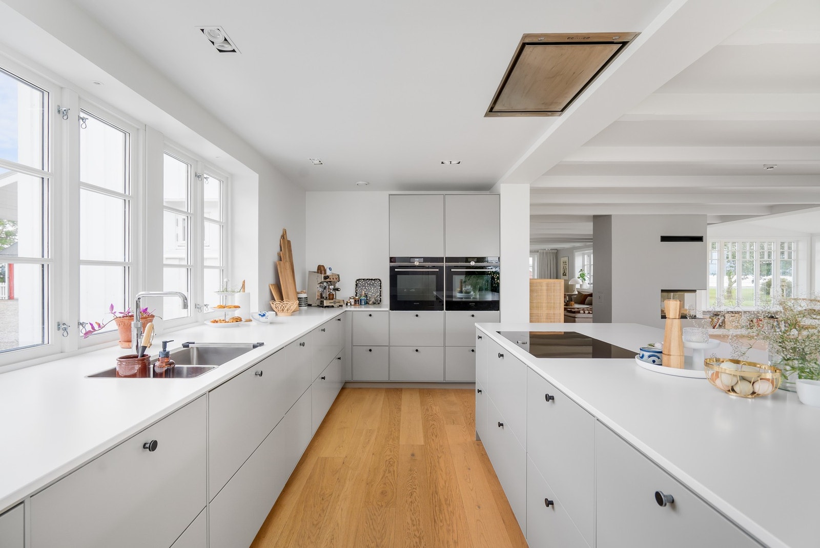 Integrerte hvitevarer med blant annet kjøleskuffer, 2 stk oppvaskemaskiner, platetopp i 80cm og 2 stk komfyrer i høyskap. Galleribilde