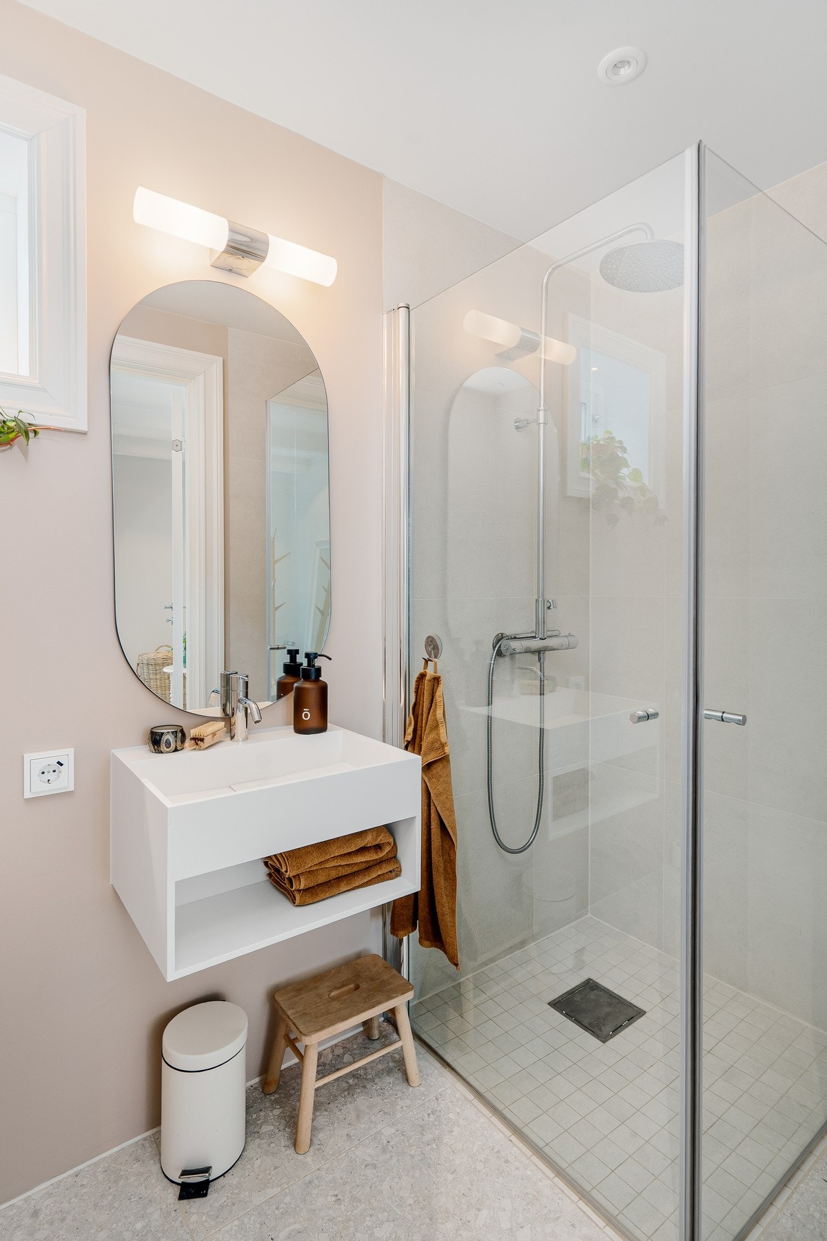 Wc og dusj. Her er det også integrerte høyttalere i tak. Galleribilde