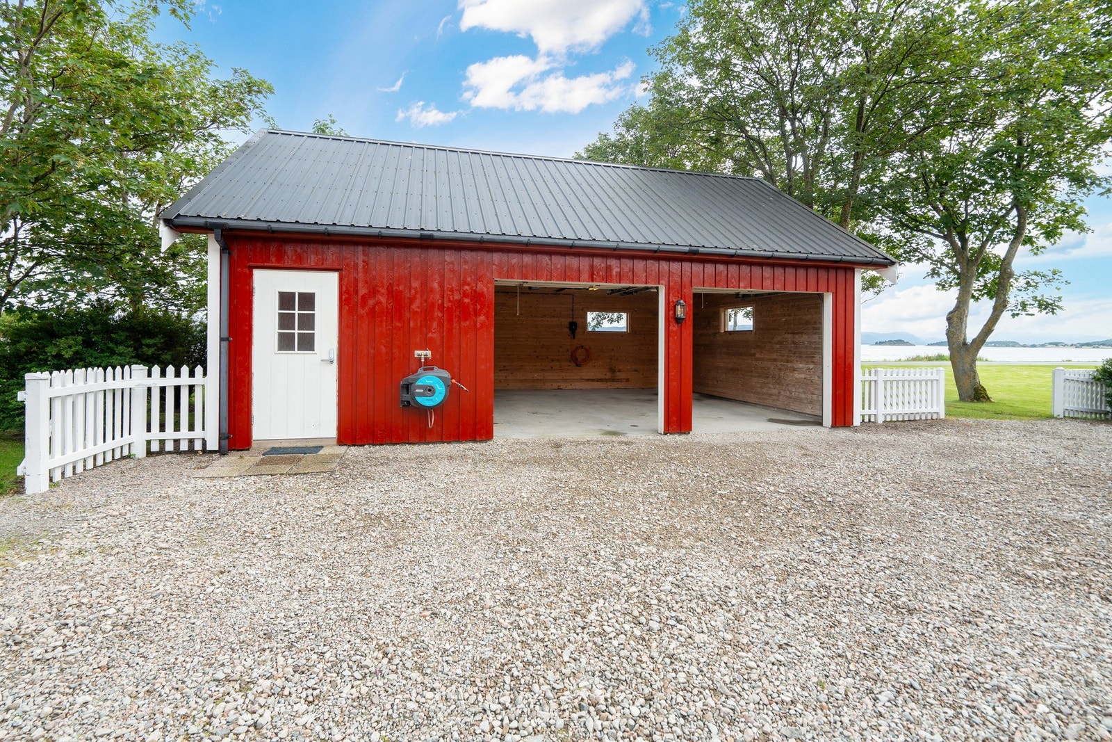 Garasje. Her er det godt med plass til 2 biler. Galleribilde