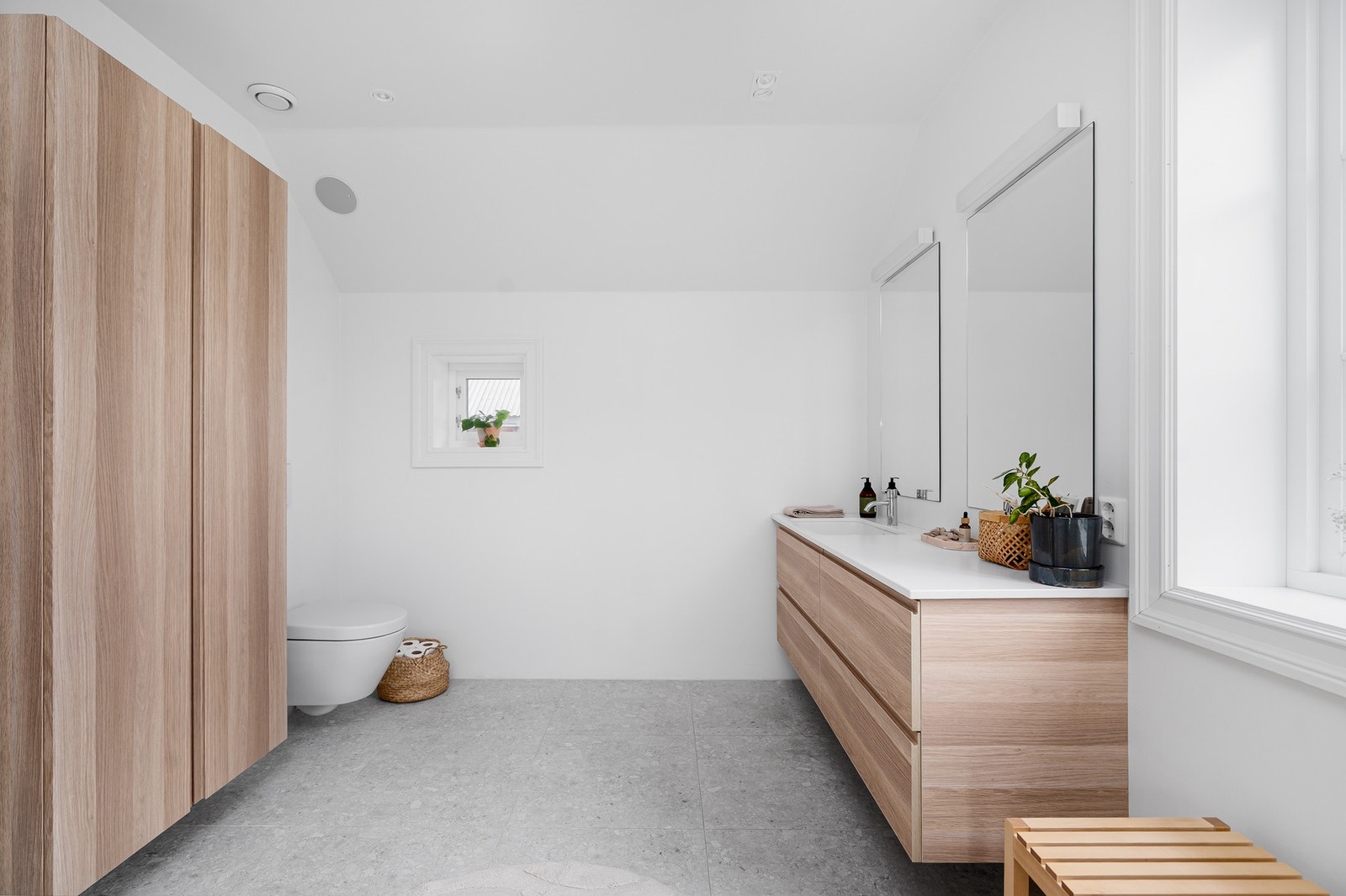 Vegghengt wc. Moderne innredning. Her er det også integrert høyttaler i taket. Galleribilde