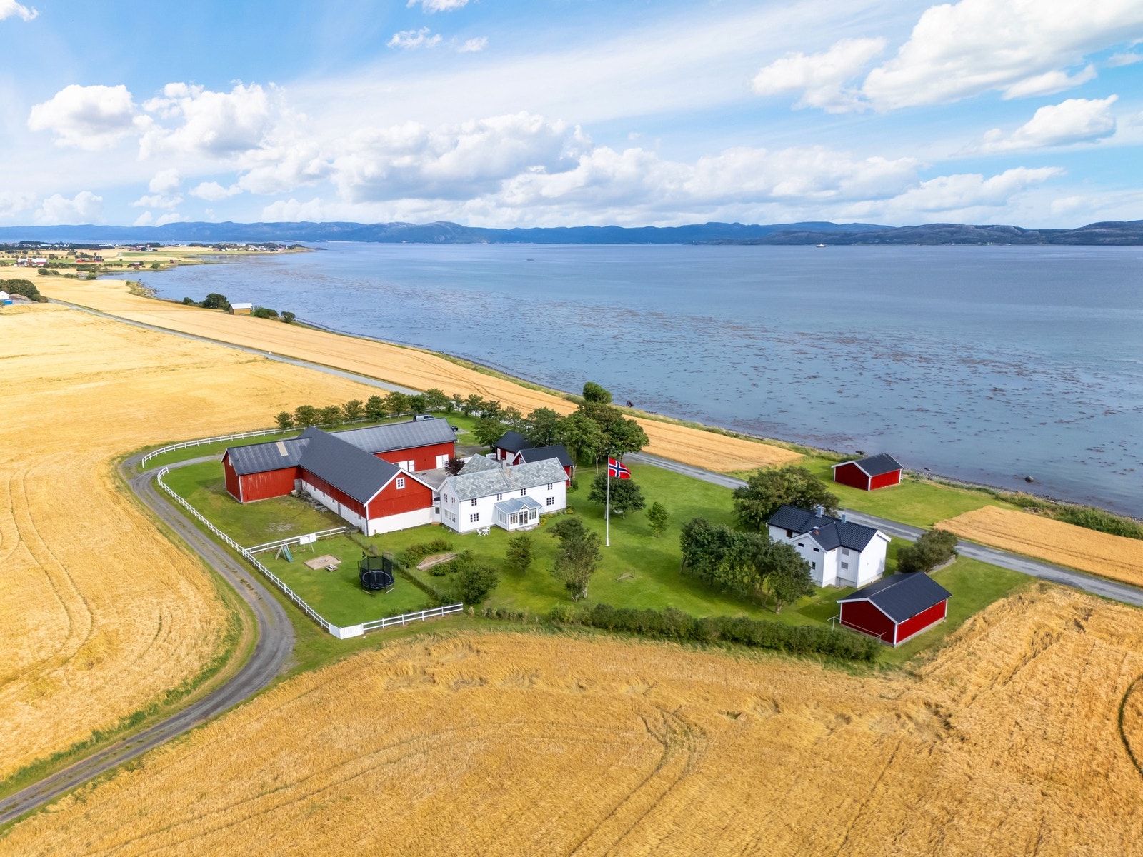 Velkommen til vakre Flatneset og denne unike eiendommen. Galleribilde