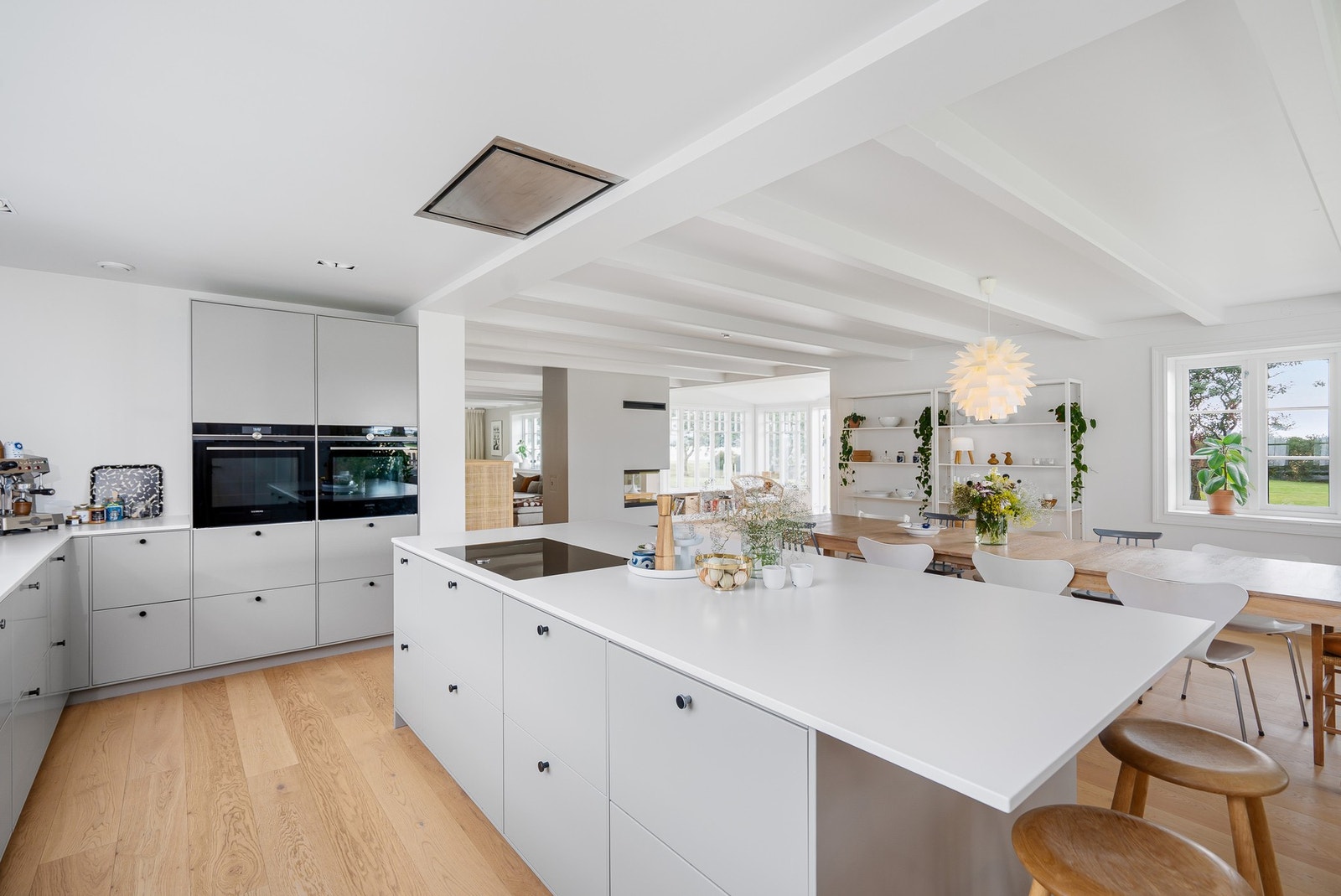 Stor og bred kjøkkenøy med mulighet for sitteplasser for å holde kokken med selskap. Galleribilde