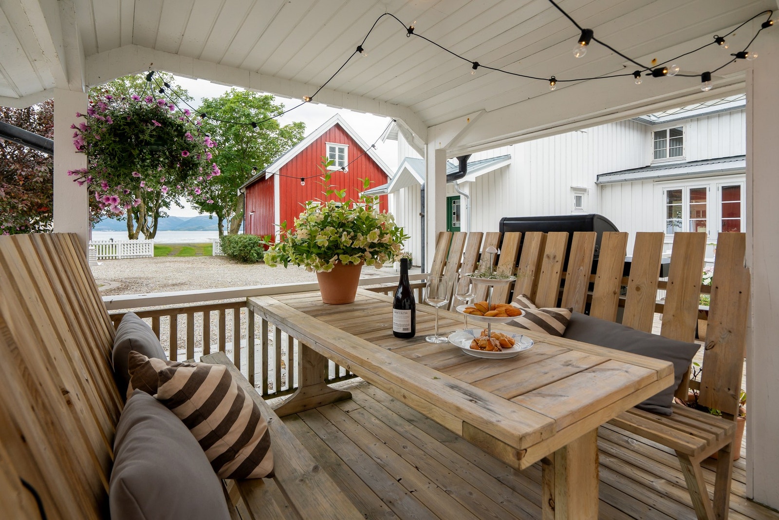 Koselig overbygd hagestue.Her kan man gjemme seg om sola bli for sterk. Men vi bor jo i Trøndelag, så det er jo mer fare for regn. Galleribilde