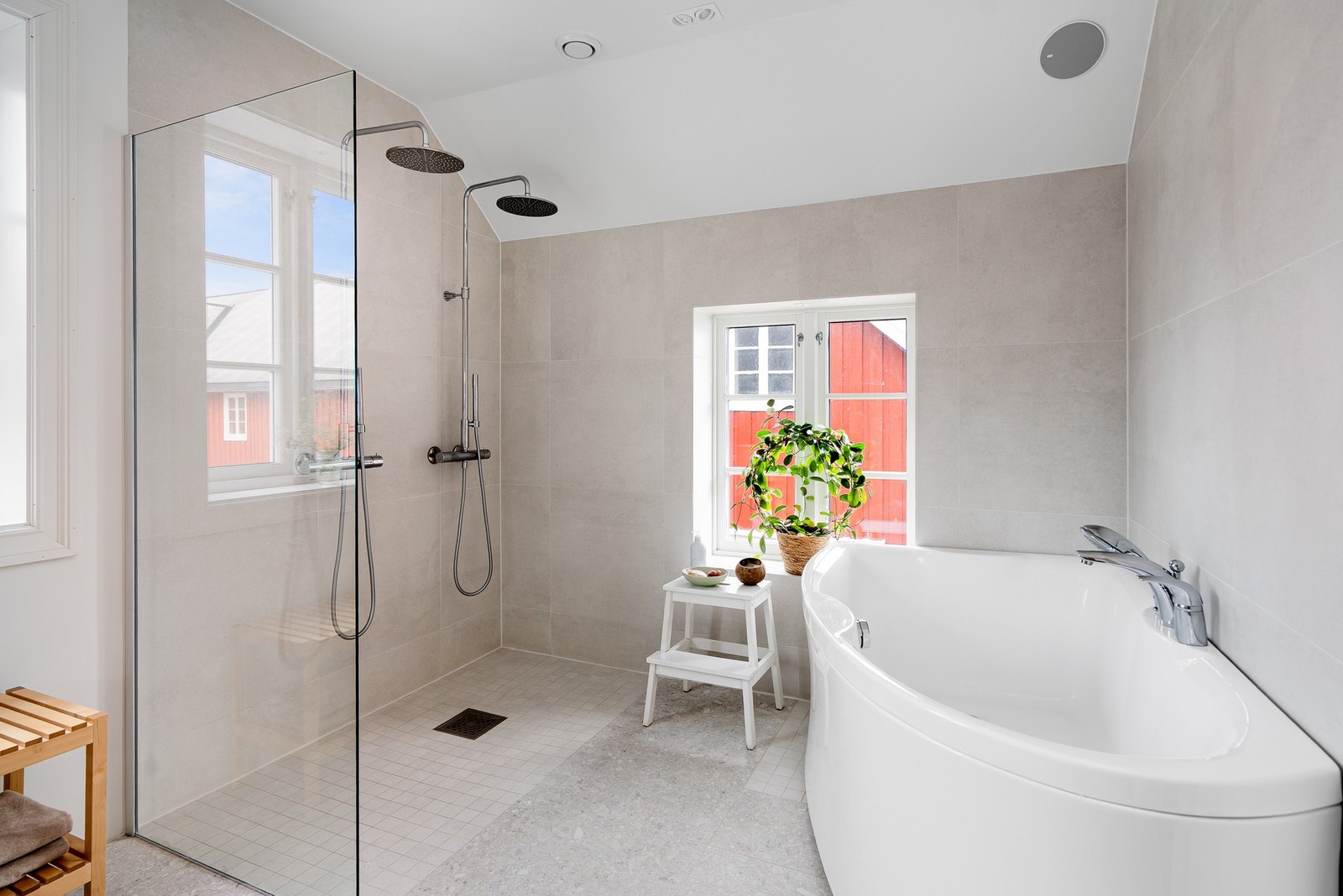 Hovedbad med dobbeldusj og badekar. Galleribilde