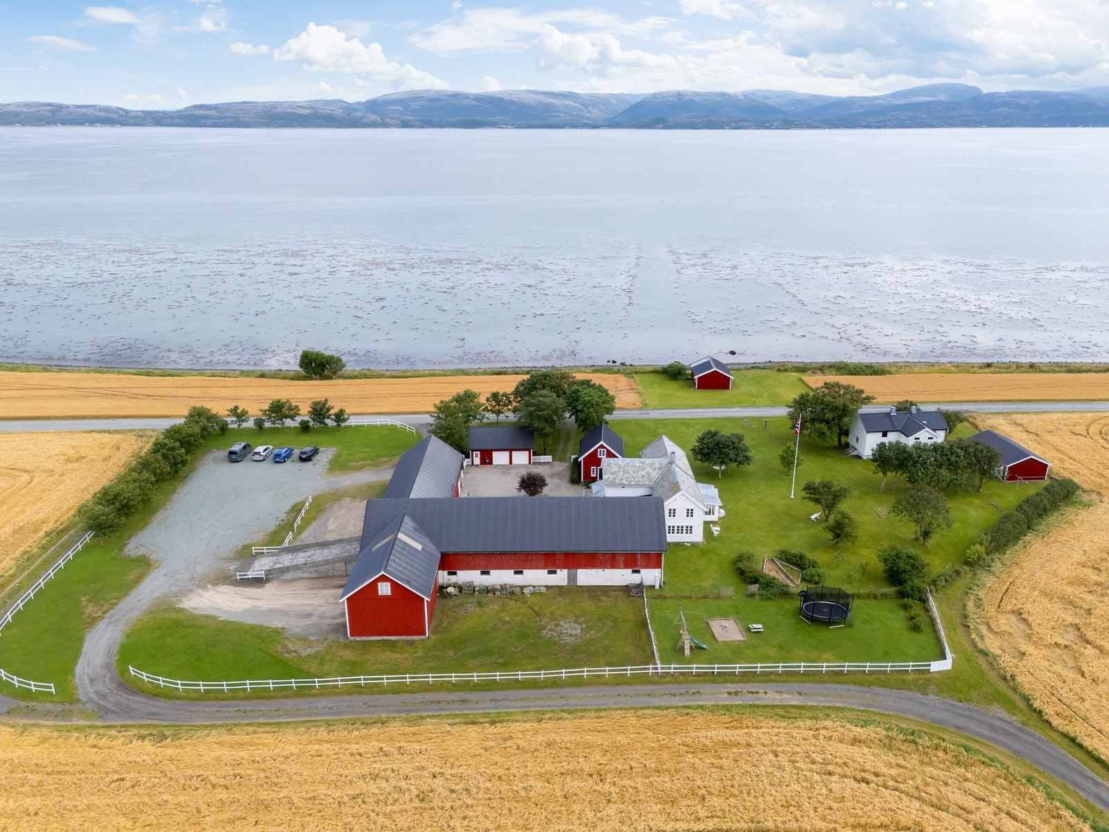 En fantastisk flott beliggenhet rett ved havet. Galleribilde