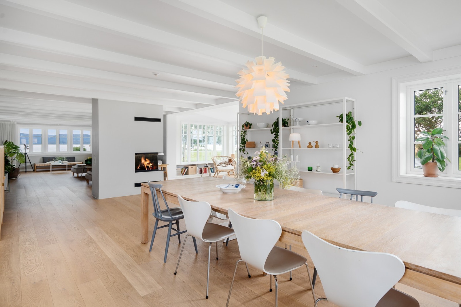 I forbindelse med kjøkkenet har man en stor spisegruppe. Galleribilde