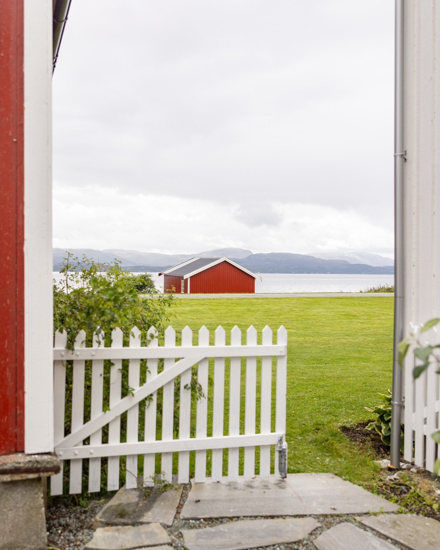 Fra Stabburet kan man gå ut til hagen. Galleribilde