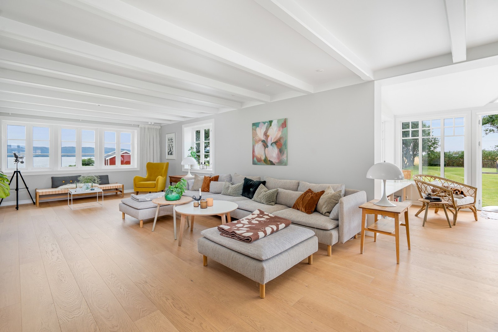 Inn kommer man til en stor og romslig stue. Galleribilde