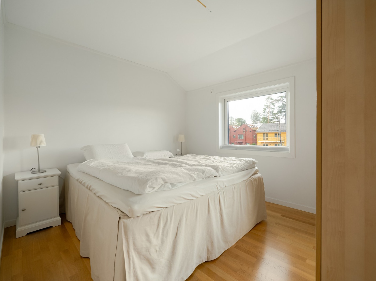 Hovedsoverommet har selvsagt god plass til dobbeltseng og garderobe. Galleribilde