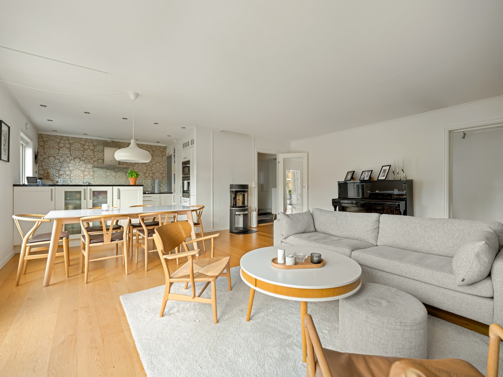 Åpen planløsning, et rom for både matlaging og filmkveld. Galleribilde