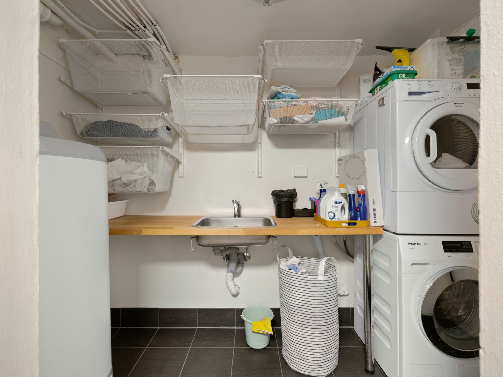 Her er det et meget funksjonelt vaskerom med benkeplass og vask. Plass og opplegg til både vaskemaskin og tørketrommel. Galleribilde