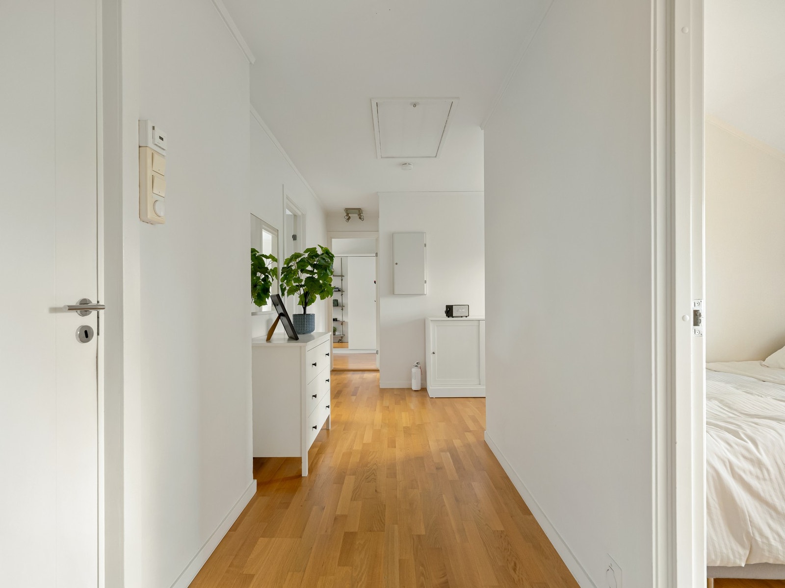 Her finner vi en gang med kontorplass, og fire soverom. Galleribilde