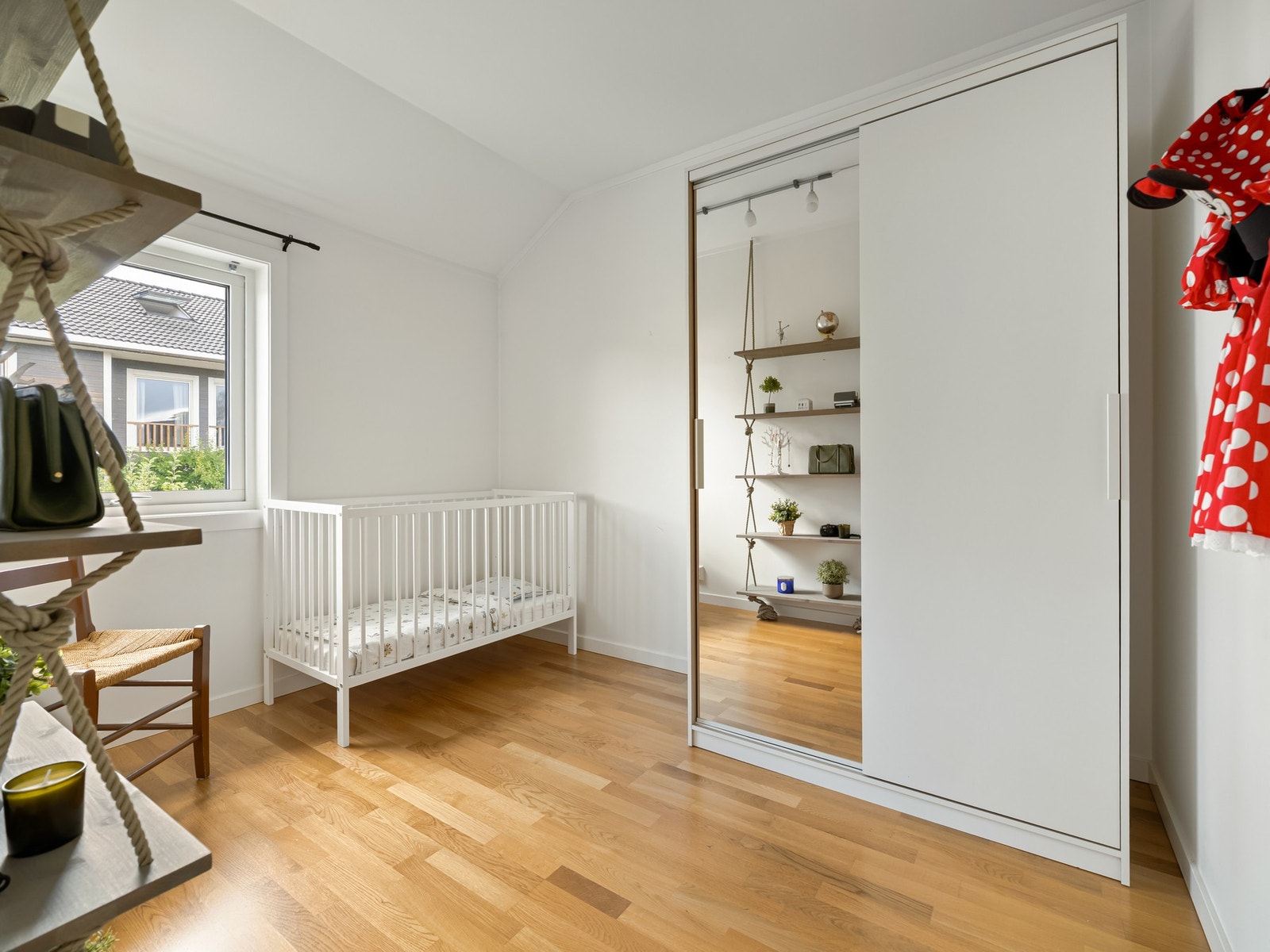 Vi runder av med soverom 4, som har fått montert skyvedørsgarderobe. Galleribilde