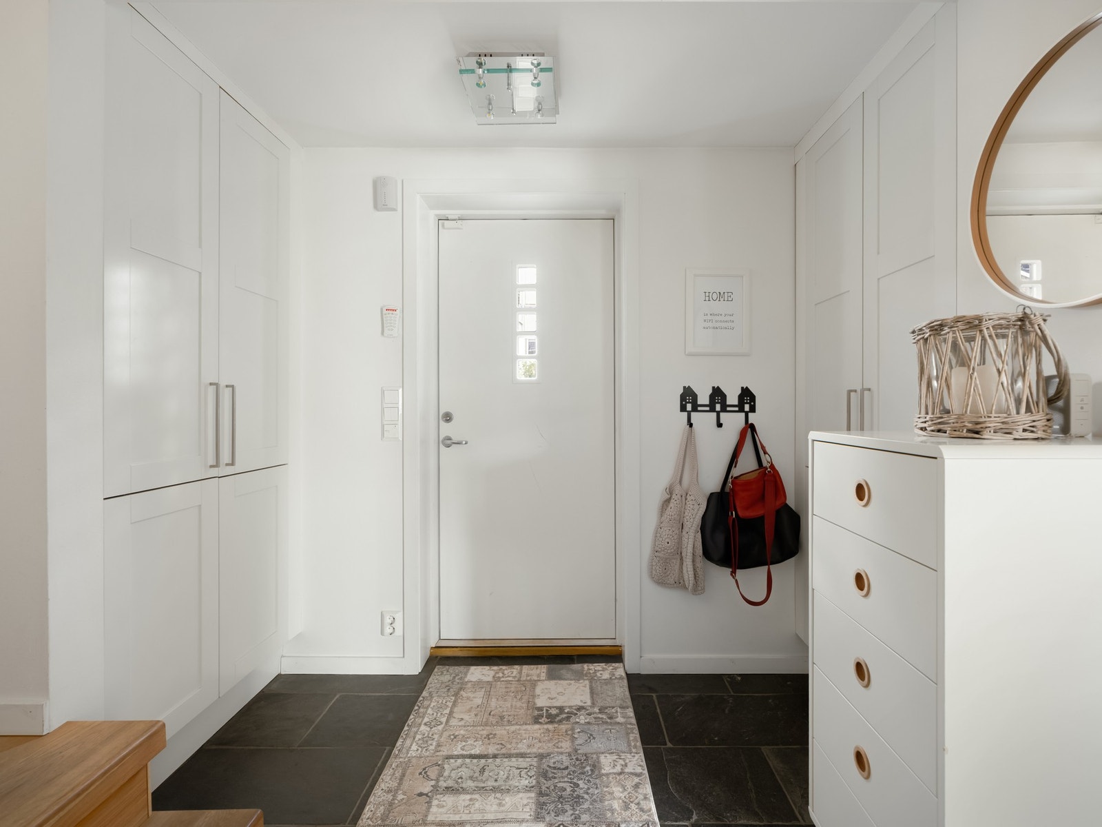 Vi nærmer oss neste etasje, og beveger oss inn i et romslig inngangsparti med gode oppbevaringsmuligheter. Galleribilde