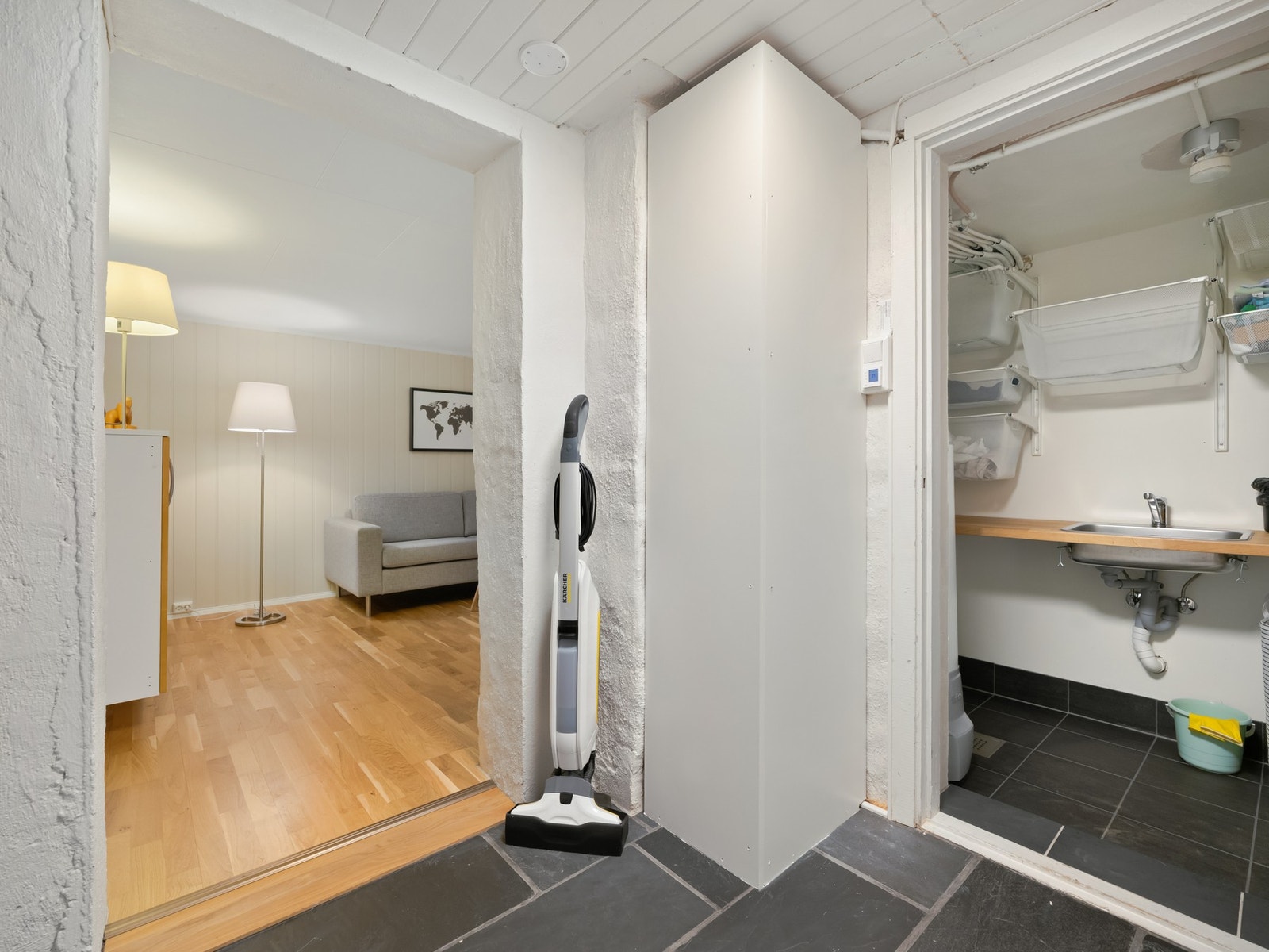 Det første vi møter er gangen med inngang til vaskerom og kjellerstuen. Galleribilde