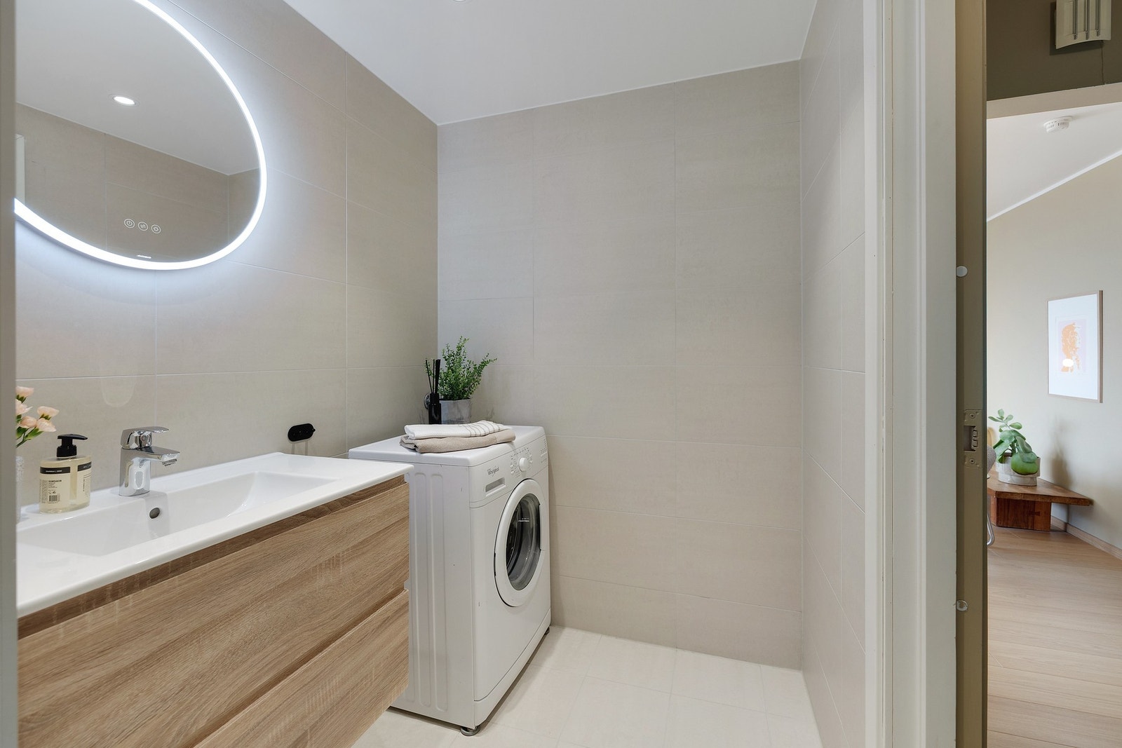 Det er opplegg for vaskemaskin og elektriske varmekabler i gulv. Galleribilde
