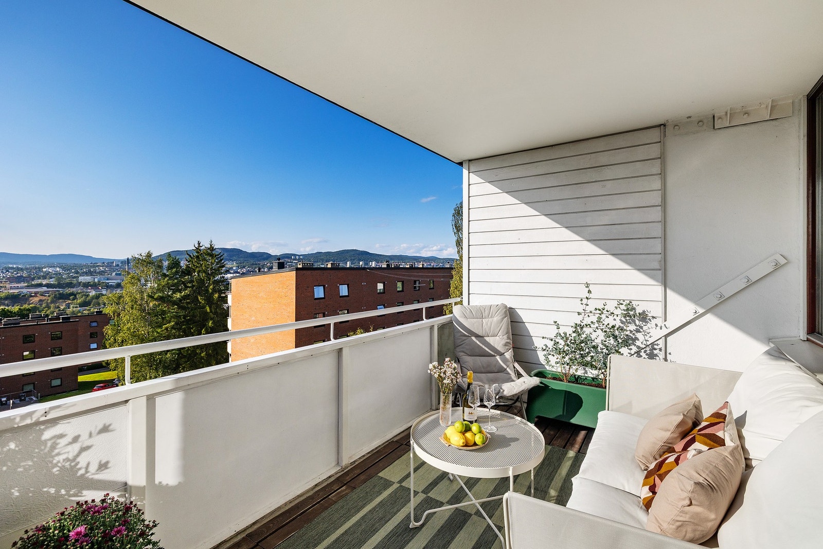 Boligens balkong vender mot nordvest og ligger fritt til med ingen innsyn. Galleribilde